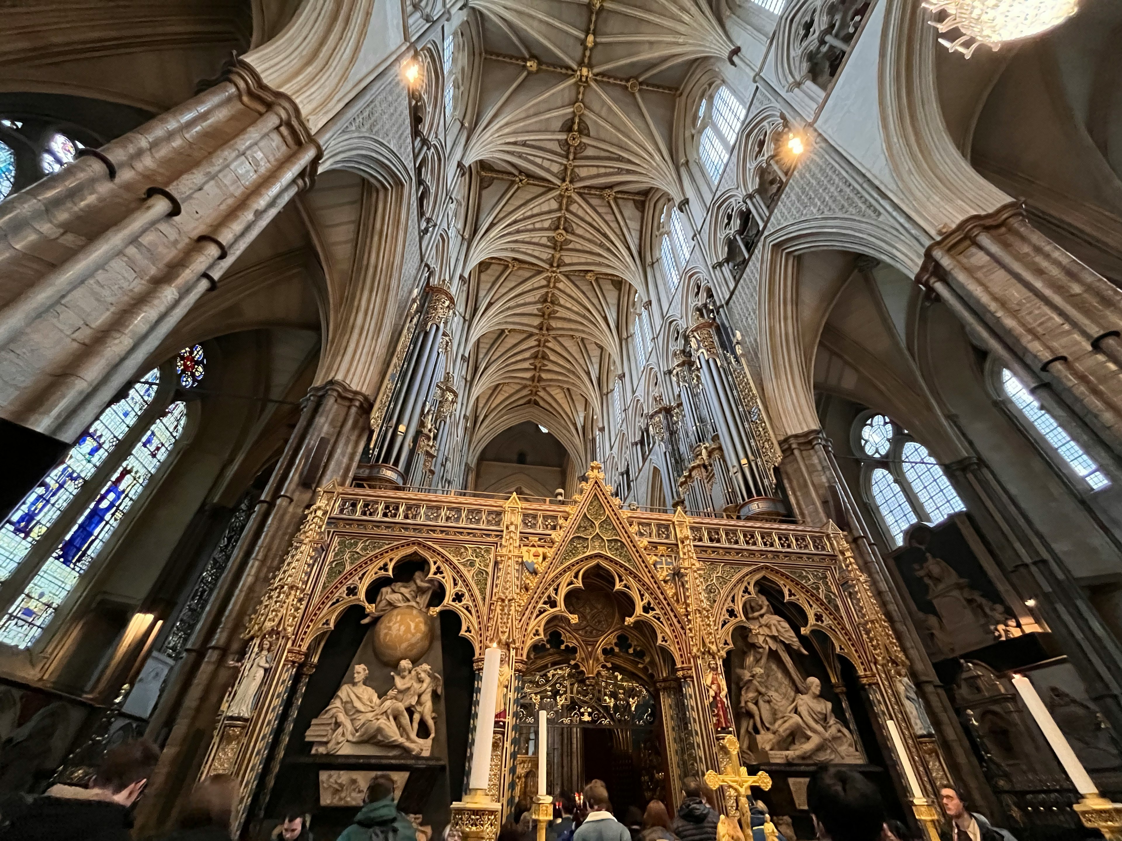 Interior de una gran iglesia gótica con un techo alto Hermosas vidrieras permiten que la luz brille