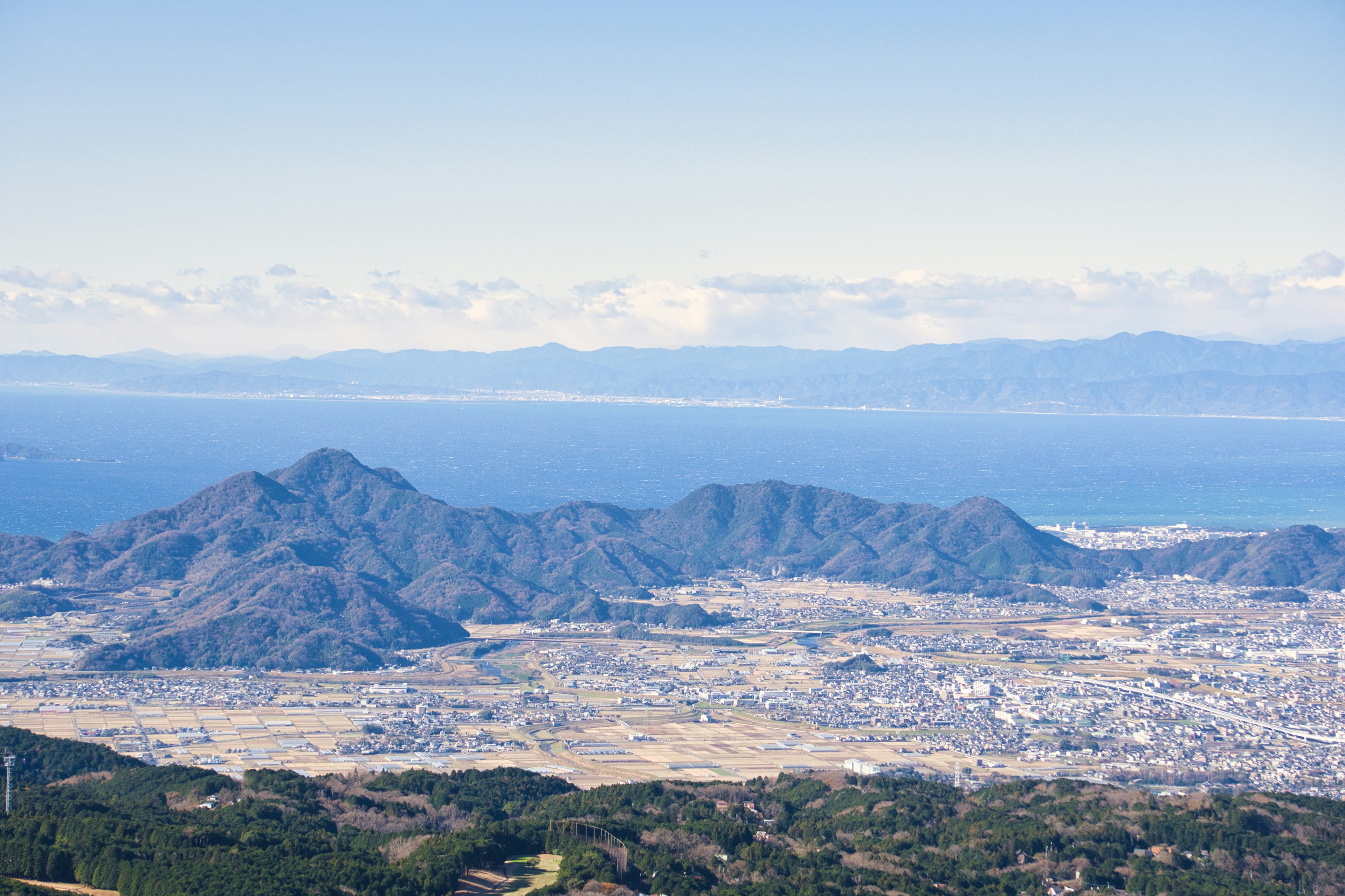 Weite Landschaft mit Bergen vor blauem Himmel