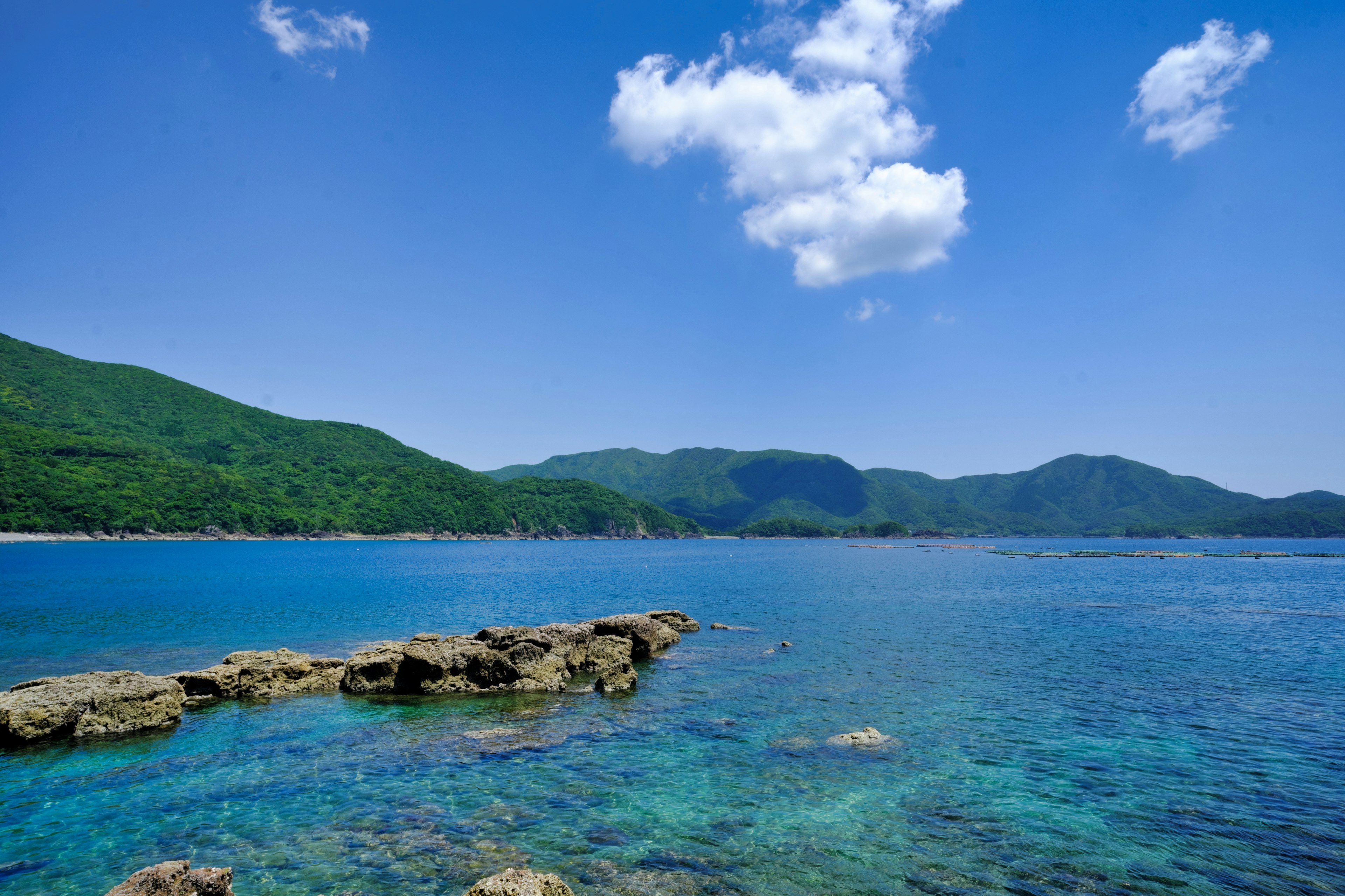 Schöne Landschaft mit blauem Meer und grünen Bergen