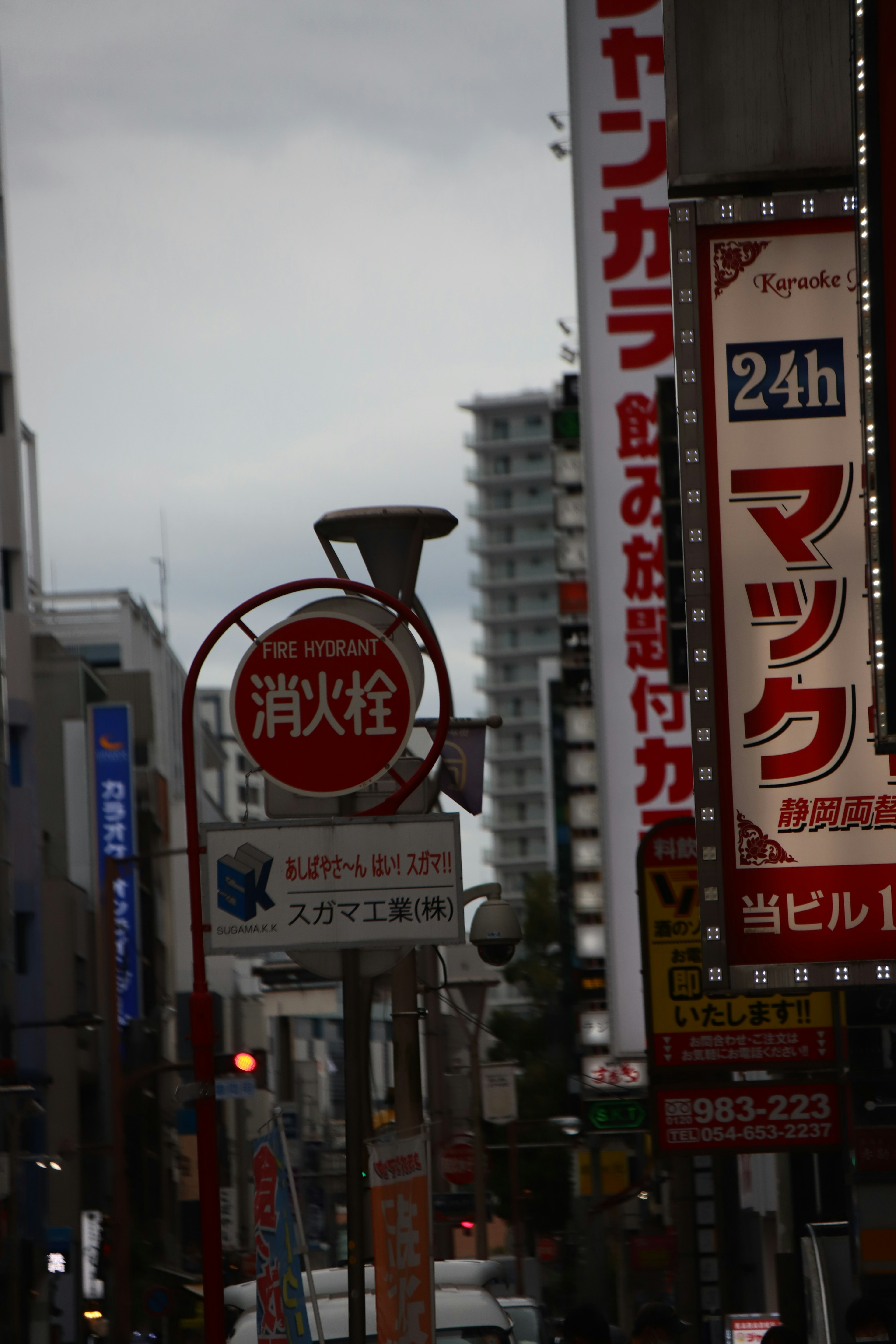 街の看板とネオンの光が特徴的な都市の風景