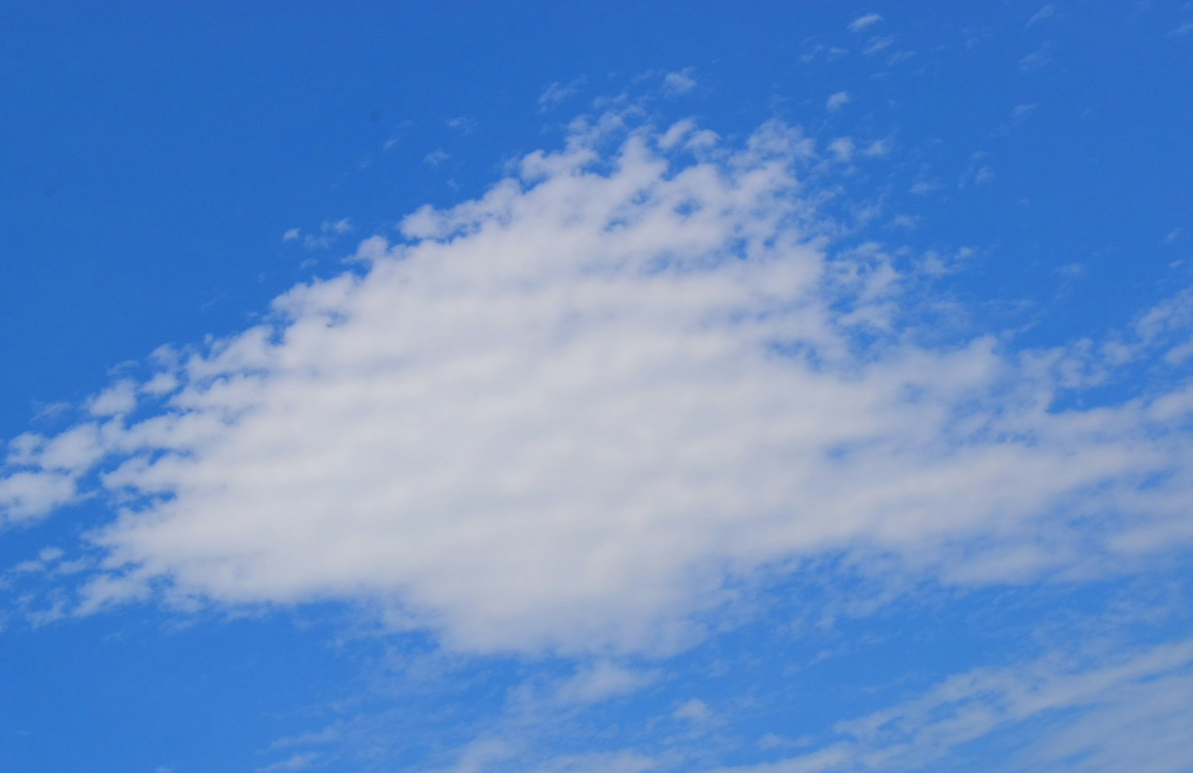 Awan putih mengapung di langit biru