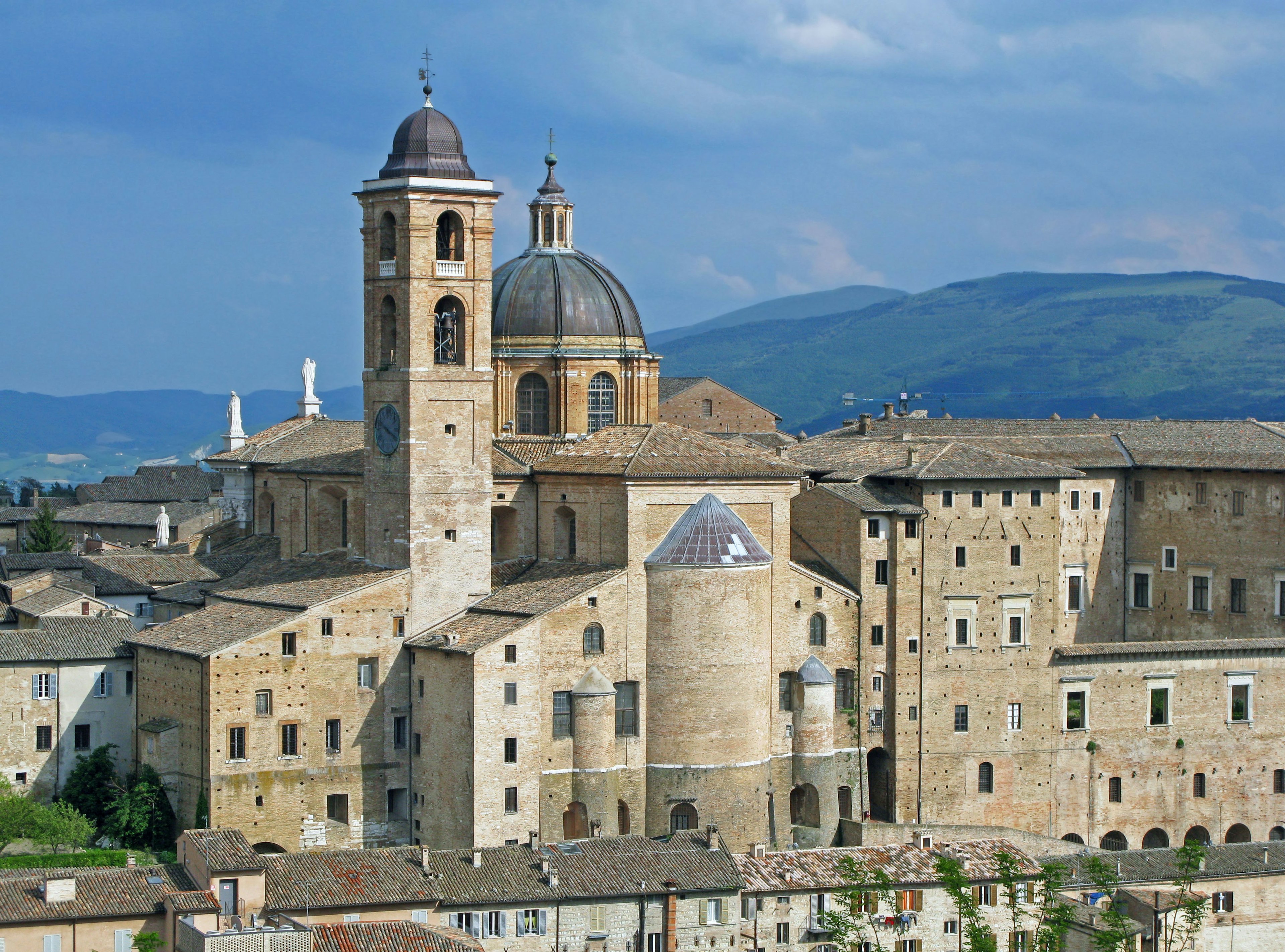 Complejo medieval con cúpulas y torres en una colina