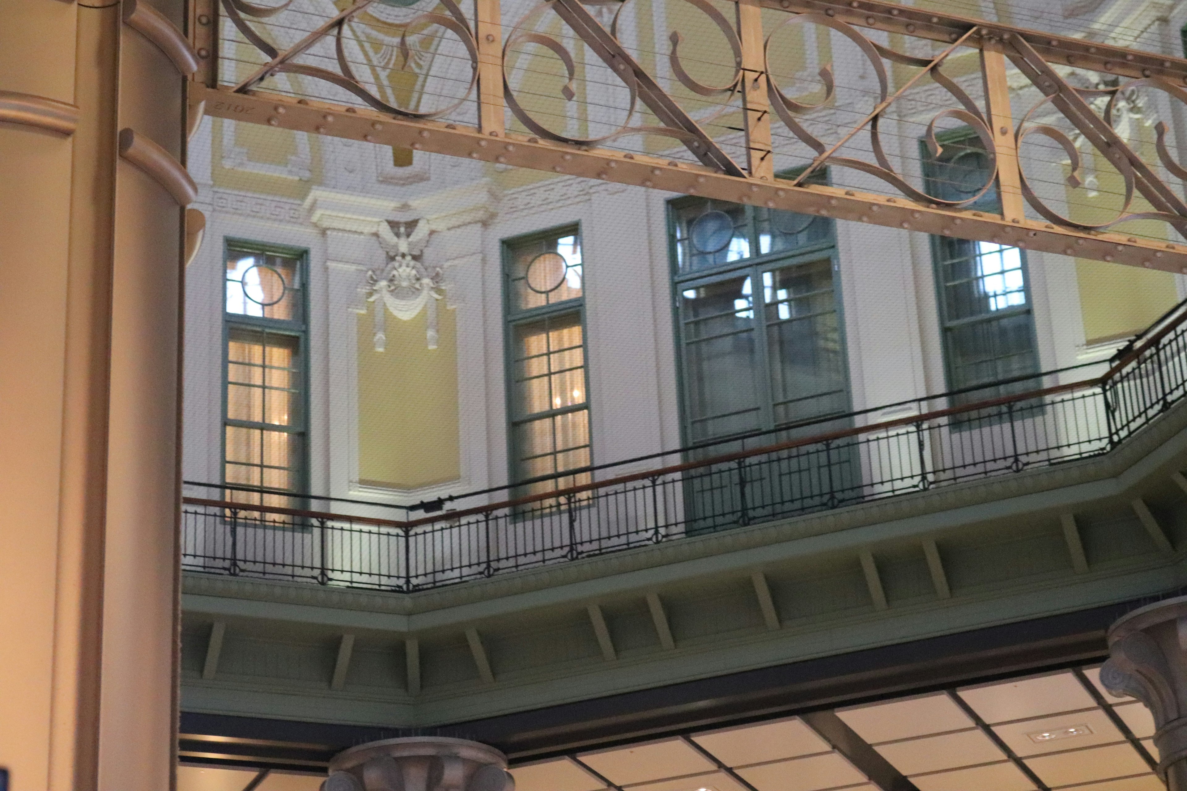 Vista interior de un edificio bellamente decorado con ventanas y balcón en el piso superior