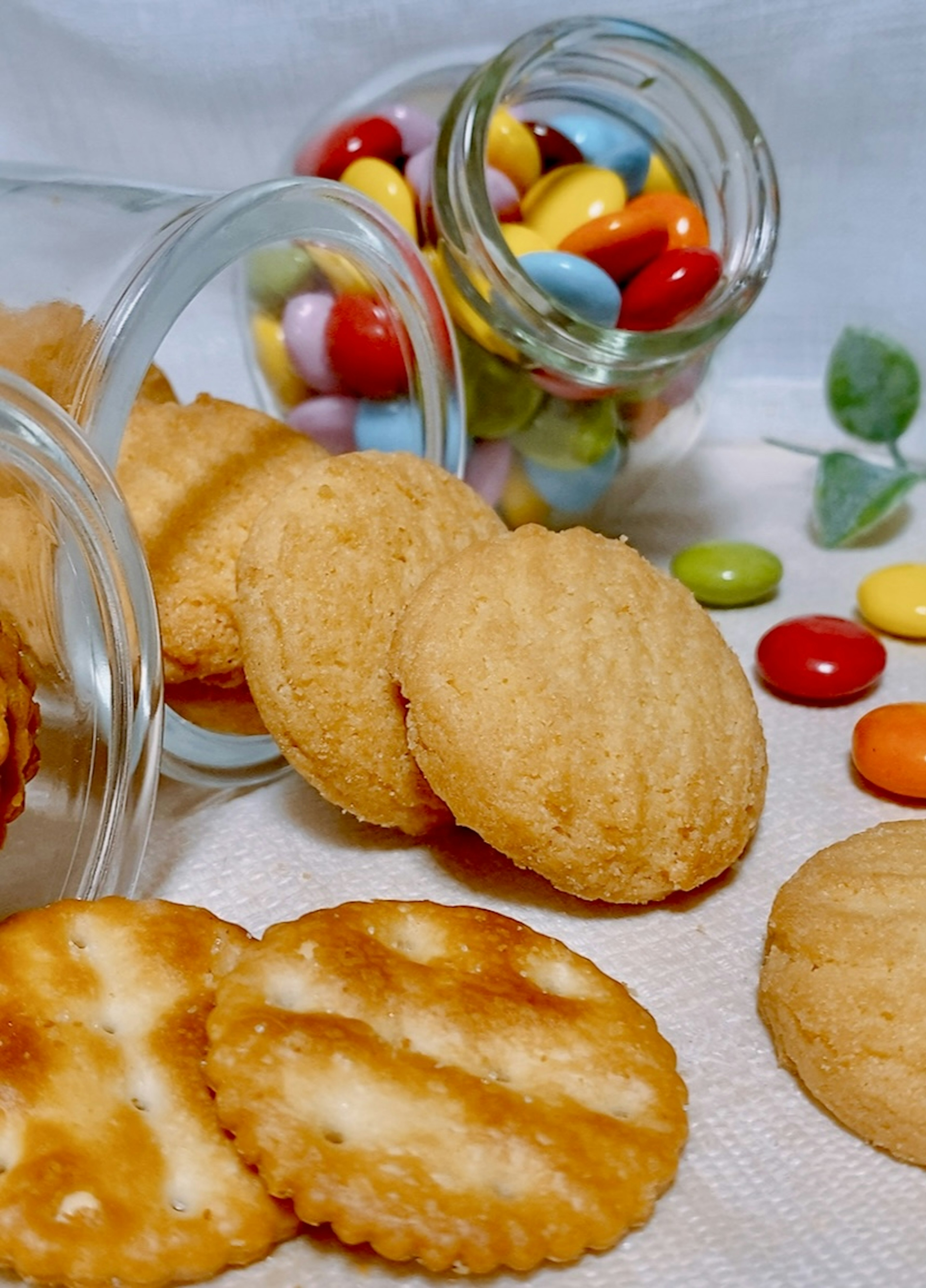 Image de biscuits et de bonbons colorés disposés ensemble