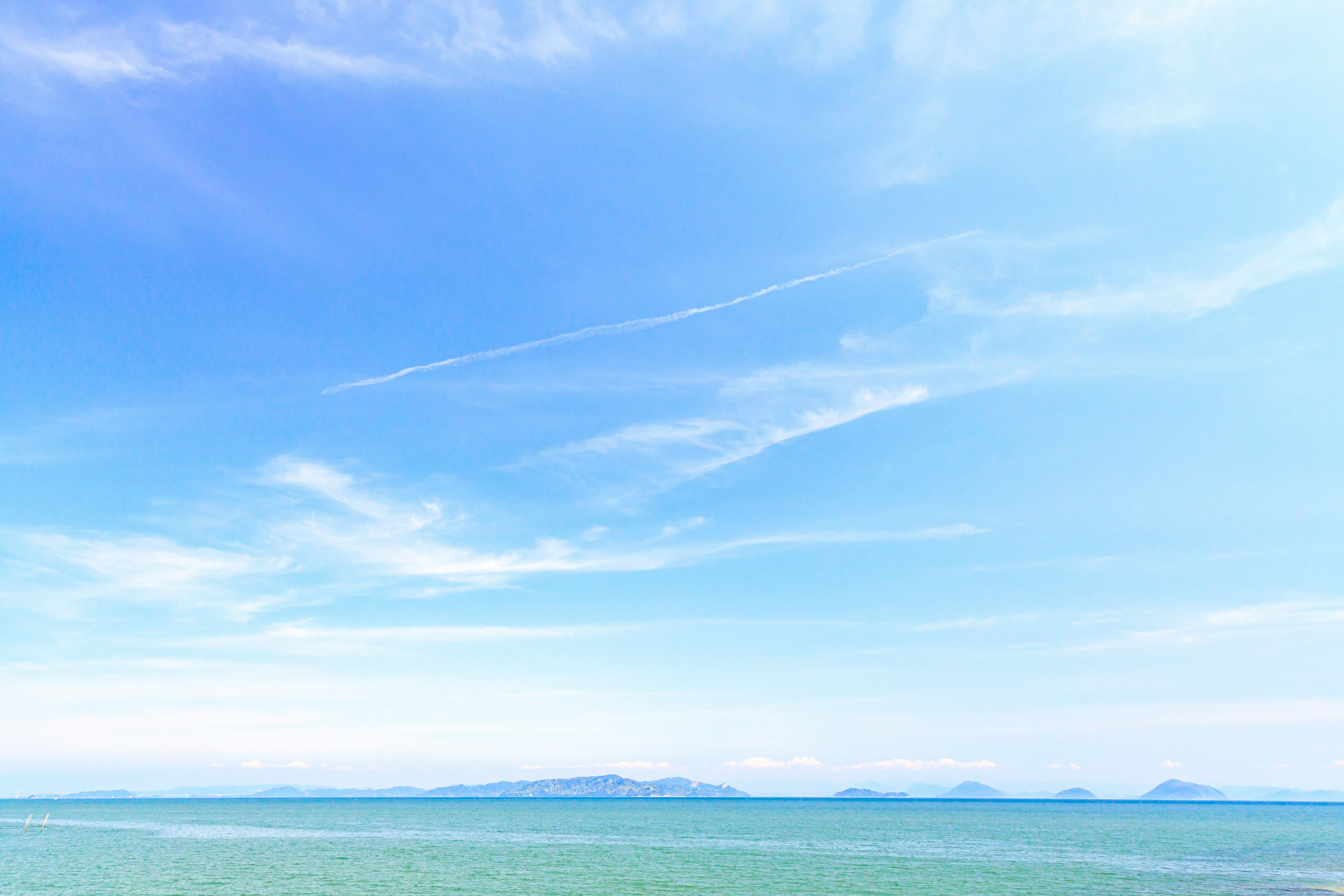 Ruhige Meereslandschaft mit blauem Himmel und ruhigem Wasser