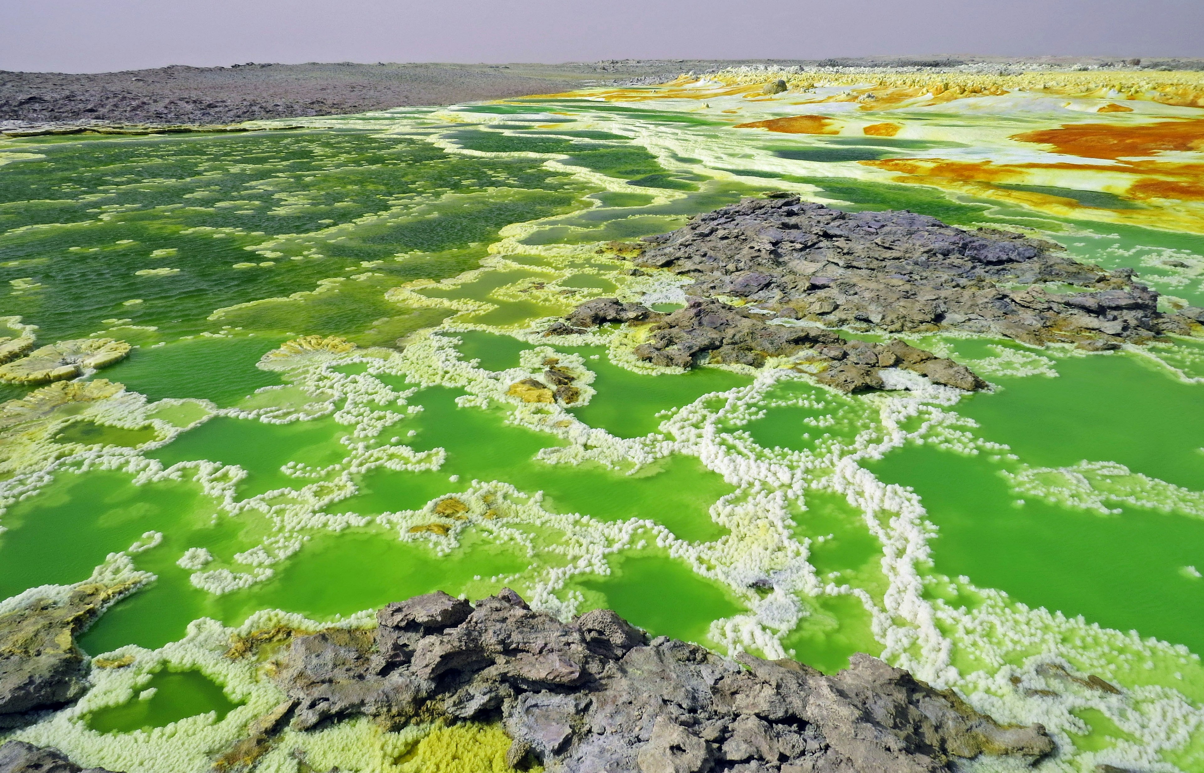 Cảnh quan sống động gần núi lửa Dallol ở Ethiopia