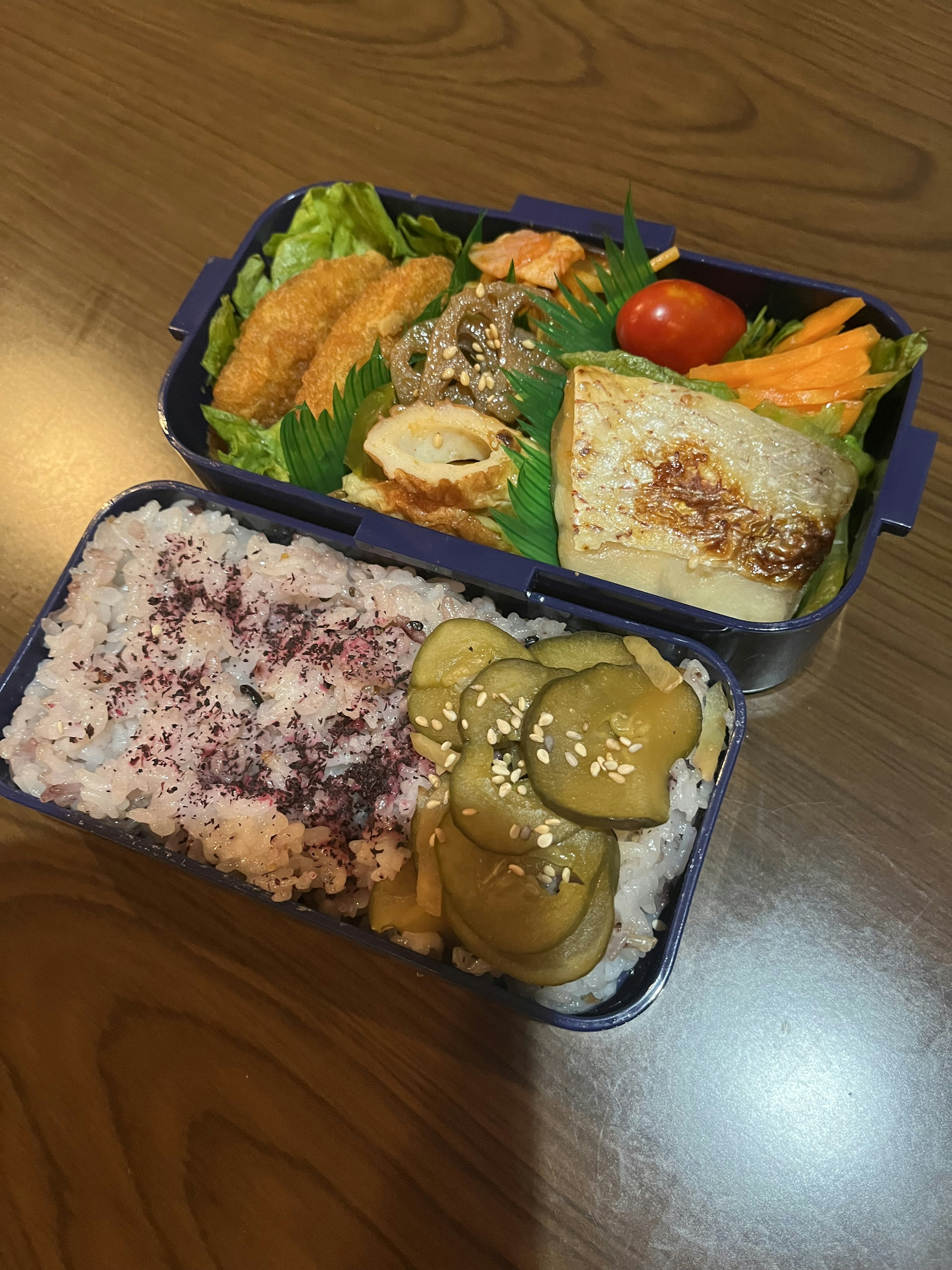 Una caja bento llena de varios platos y presentación de arroz