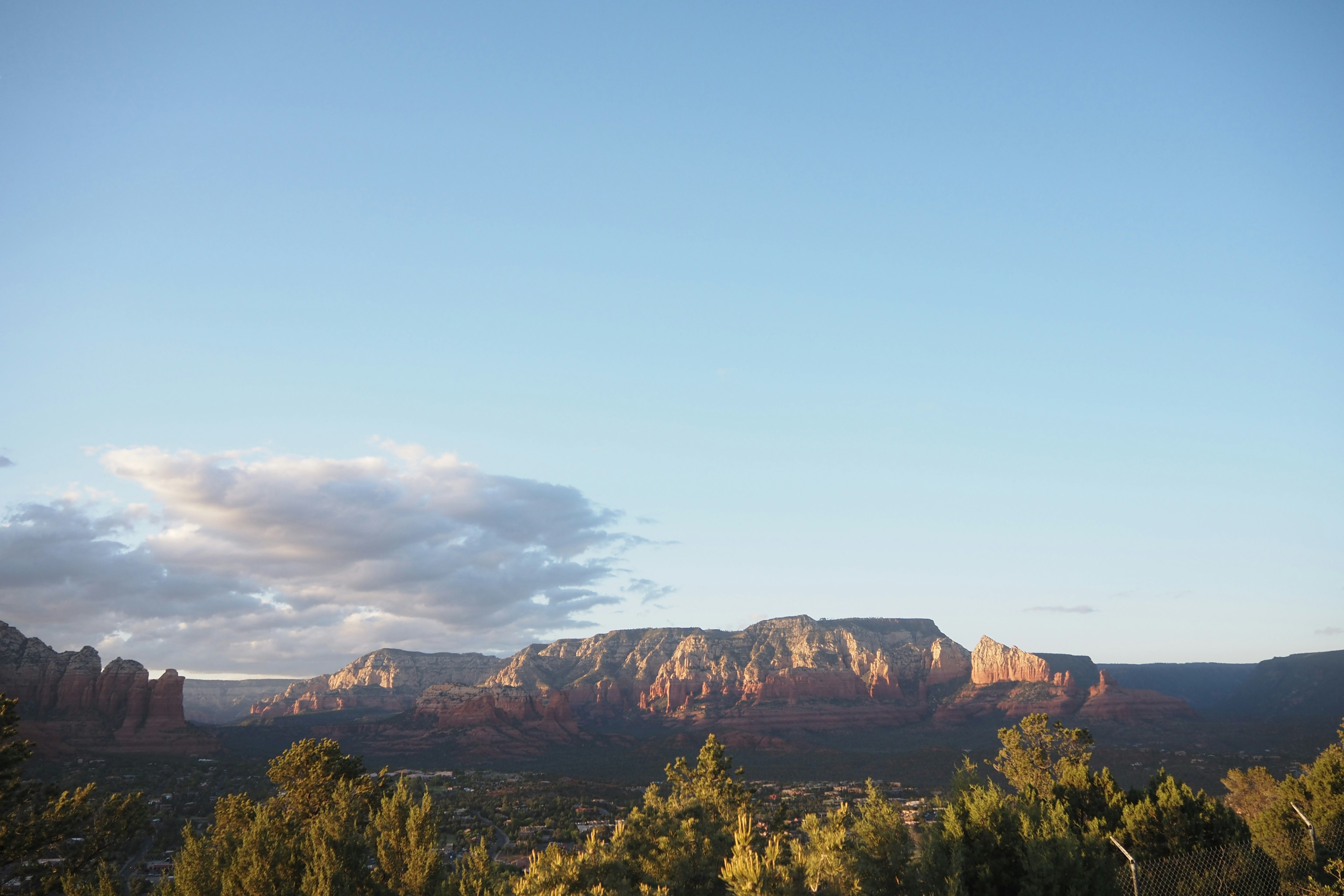 Panoramablick auf die Sedona-Berge unter einem klaren blauen Himmel