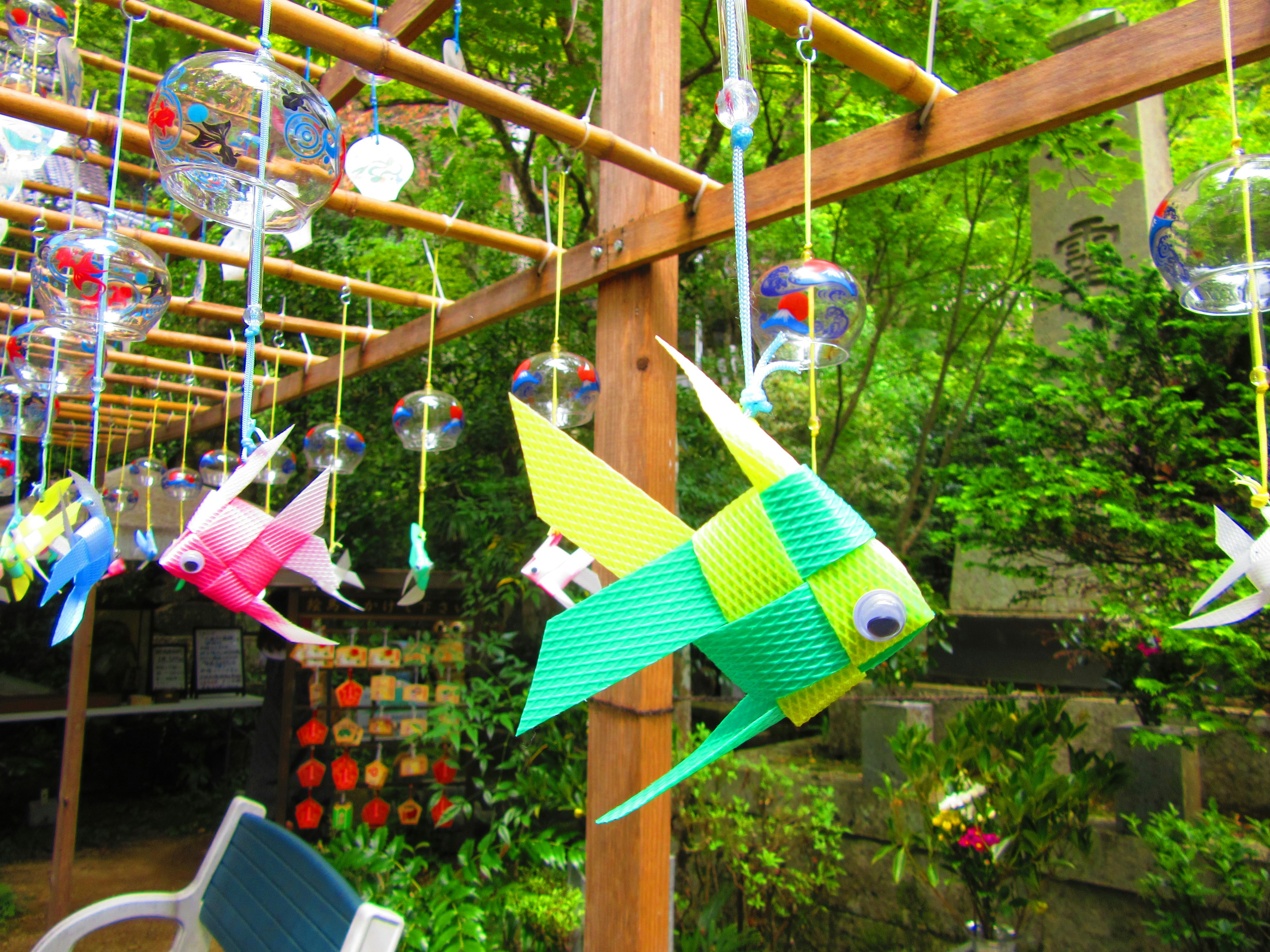 Décorations de poissons colorés suspendues dans un jardin