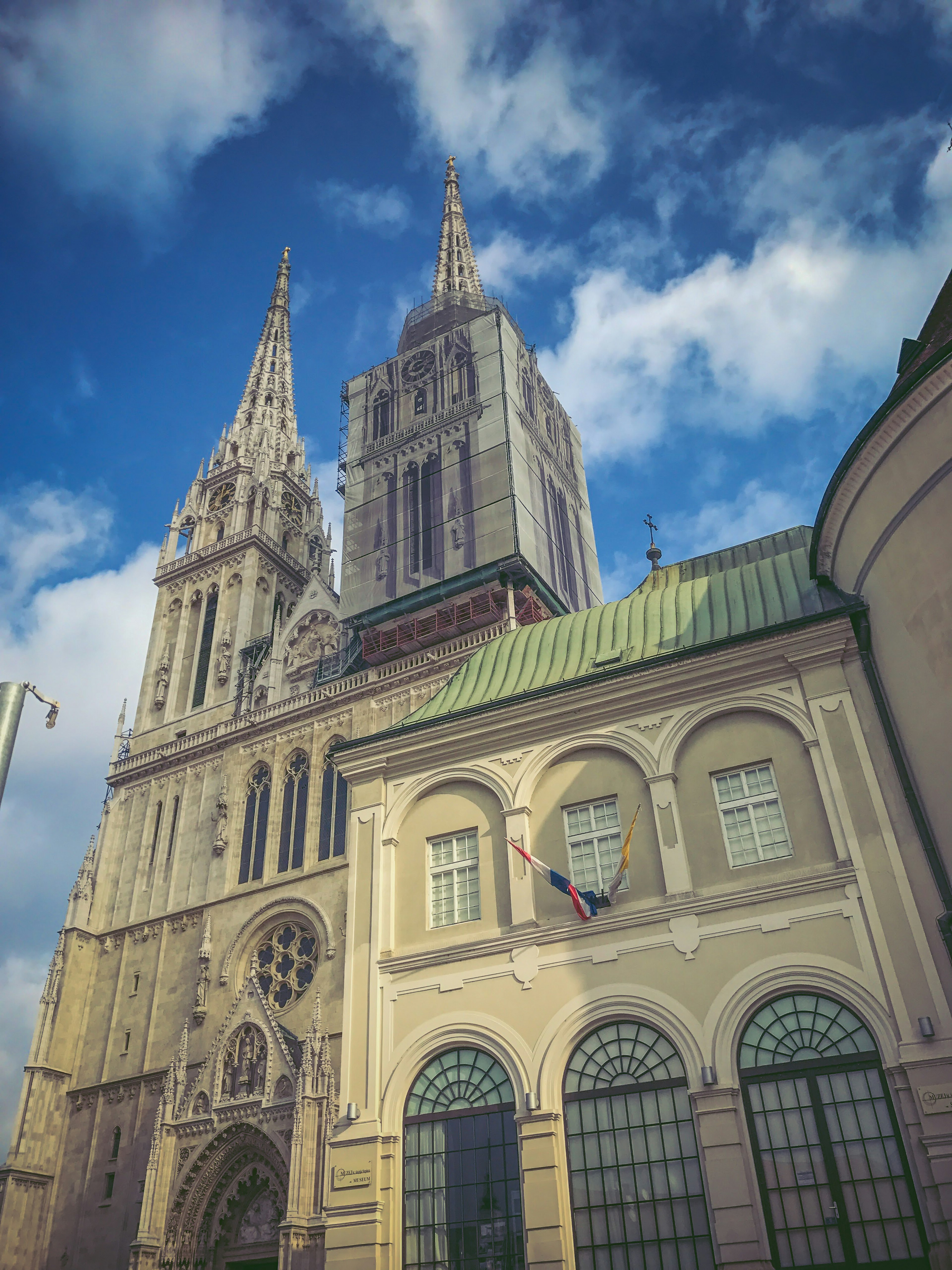 Pemandangan Katedral Zagreb yang memperlihatkan fasad dan menara yang menakjubkan di bawah langit biru