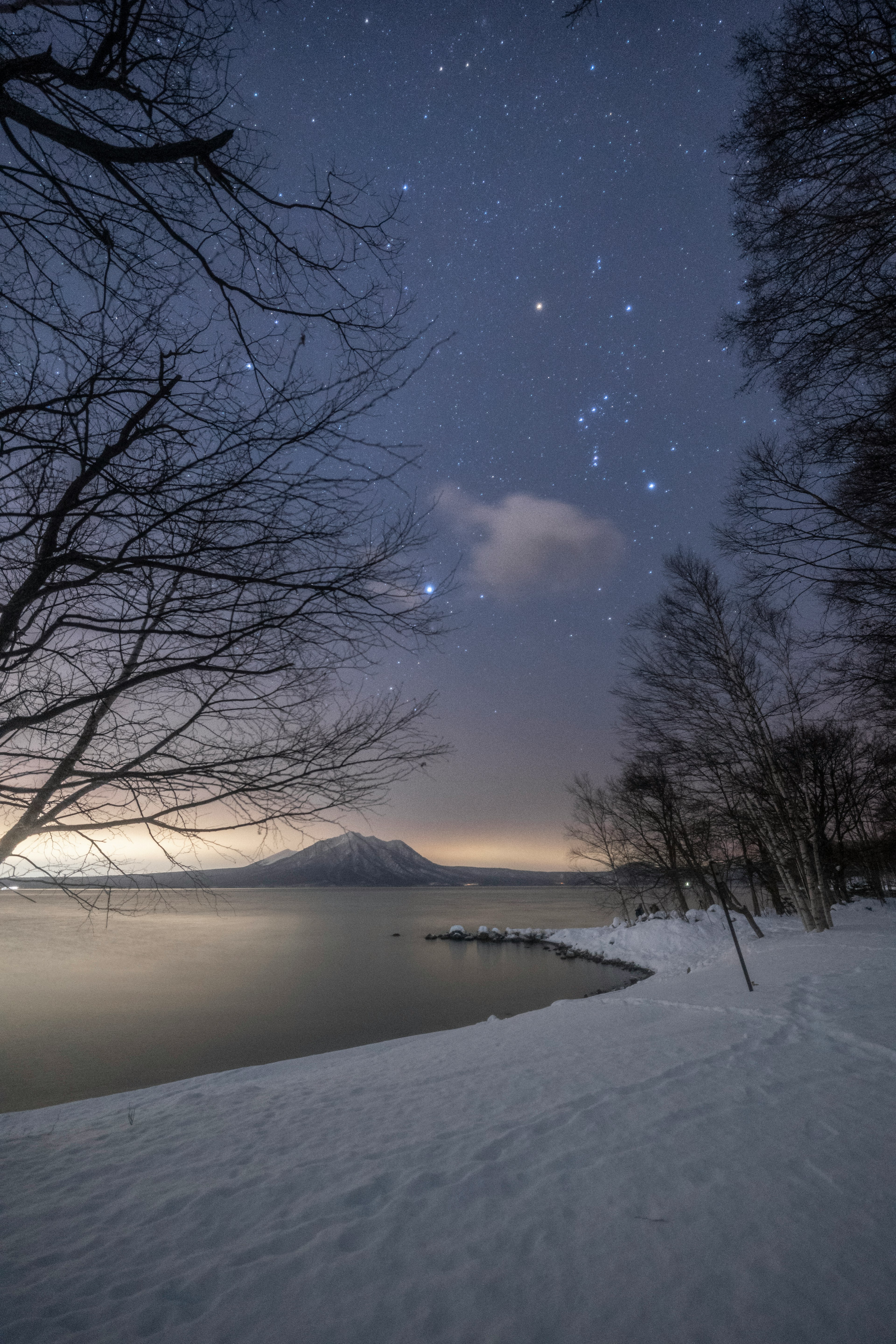 Riva innevata con cielo stellato