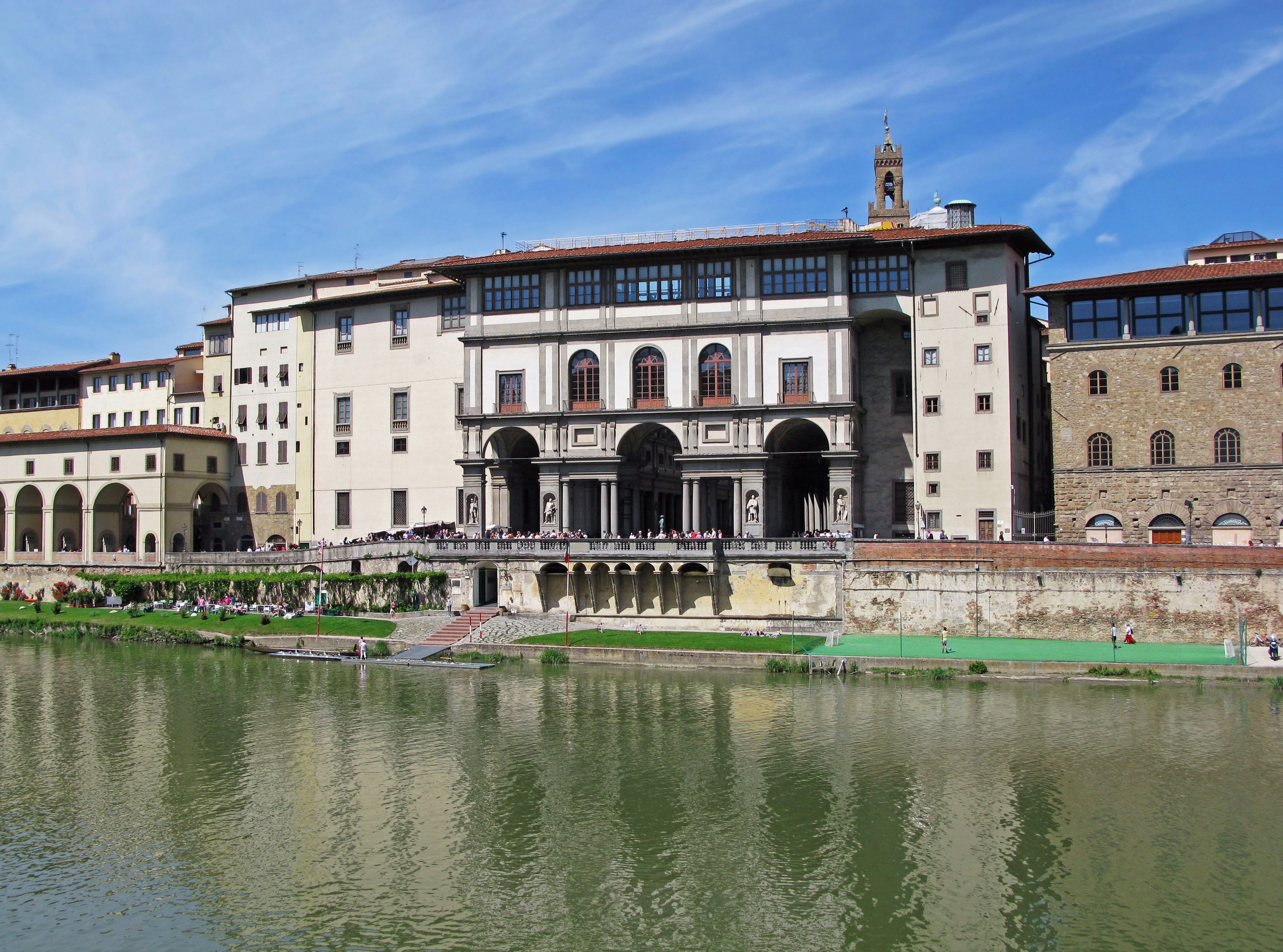 Edificio histórico a lo largo del río Arno en Florencia