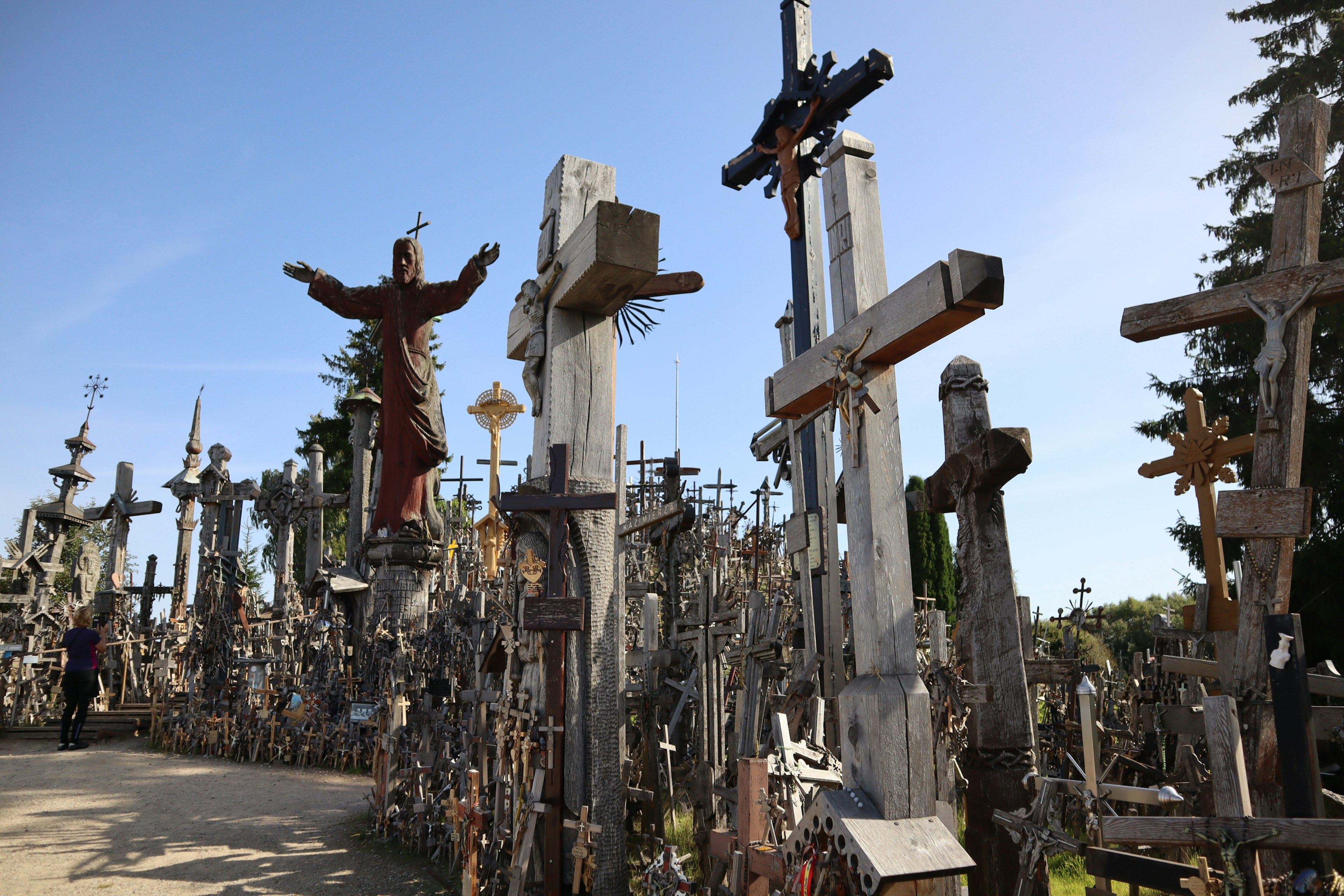 Paisaje de un sitio sagrado con numerosas cruces y un cielo azul