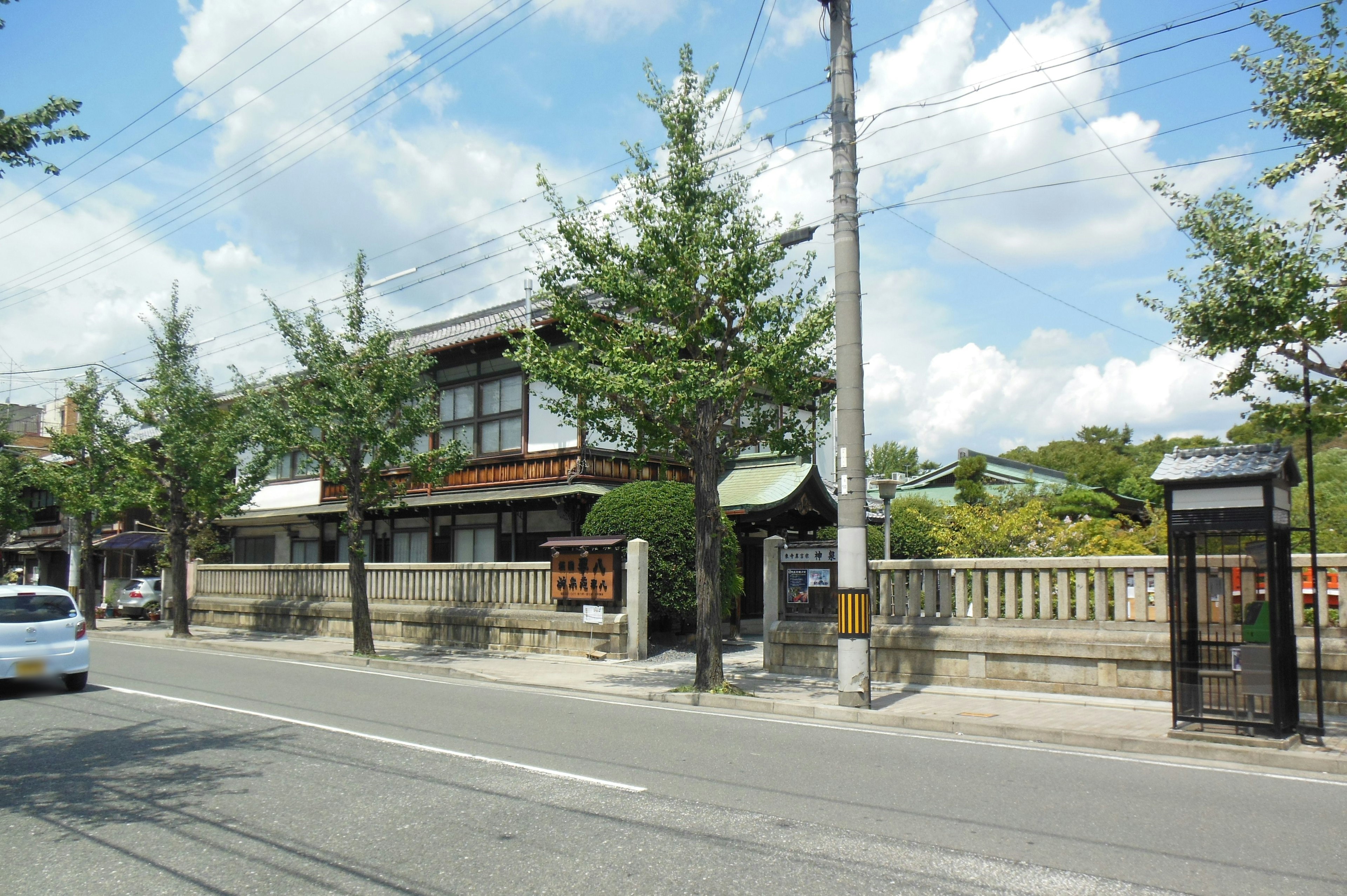 Rumah tradisional Jepang di sepanjang jalan yang tenang dengan pohon-pohon yang indah