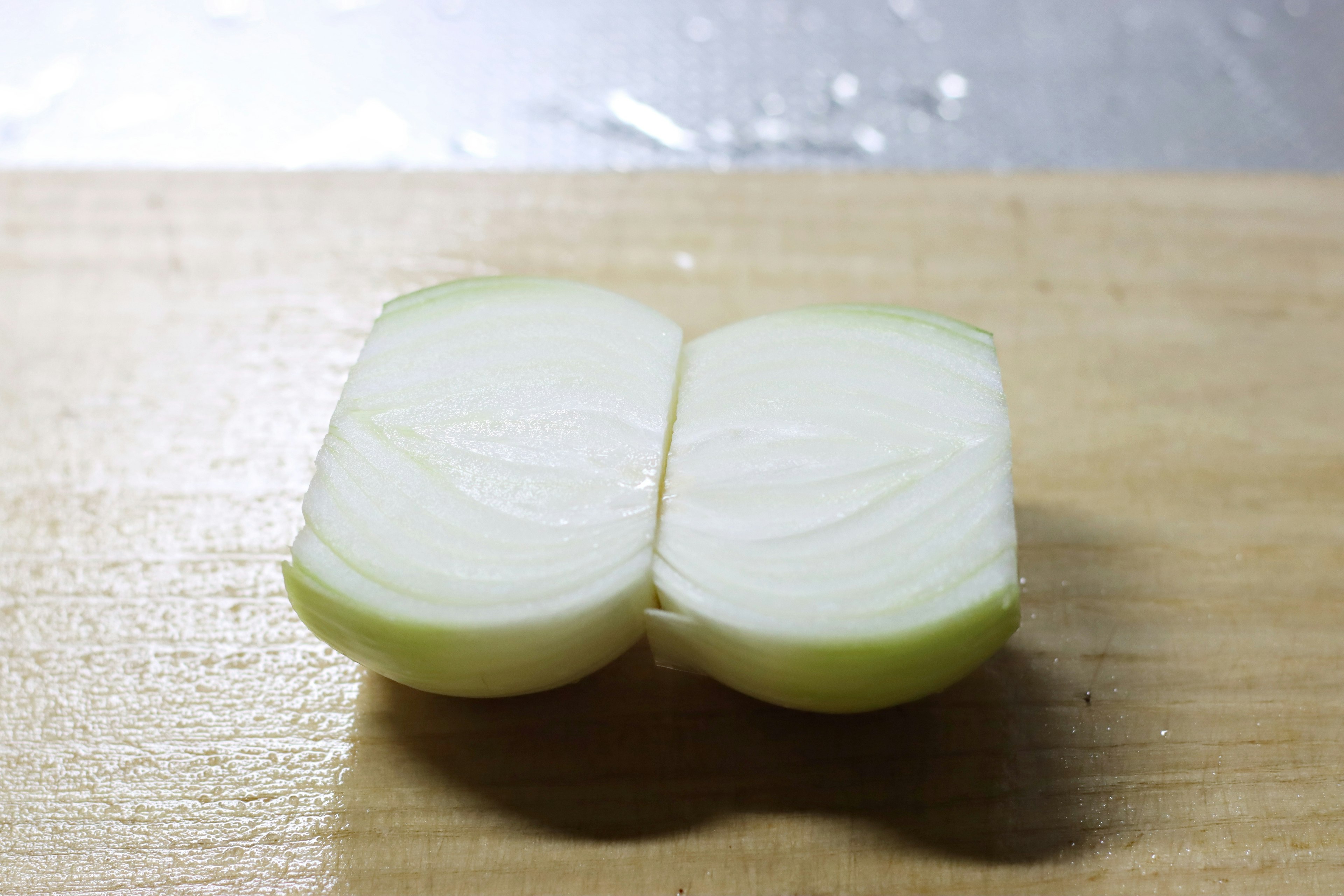 Geschnittene Zwiebel auf einem Holzschneidebrett