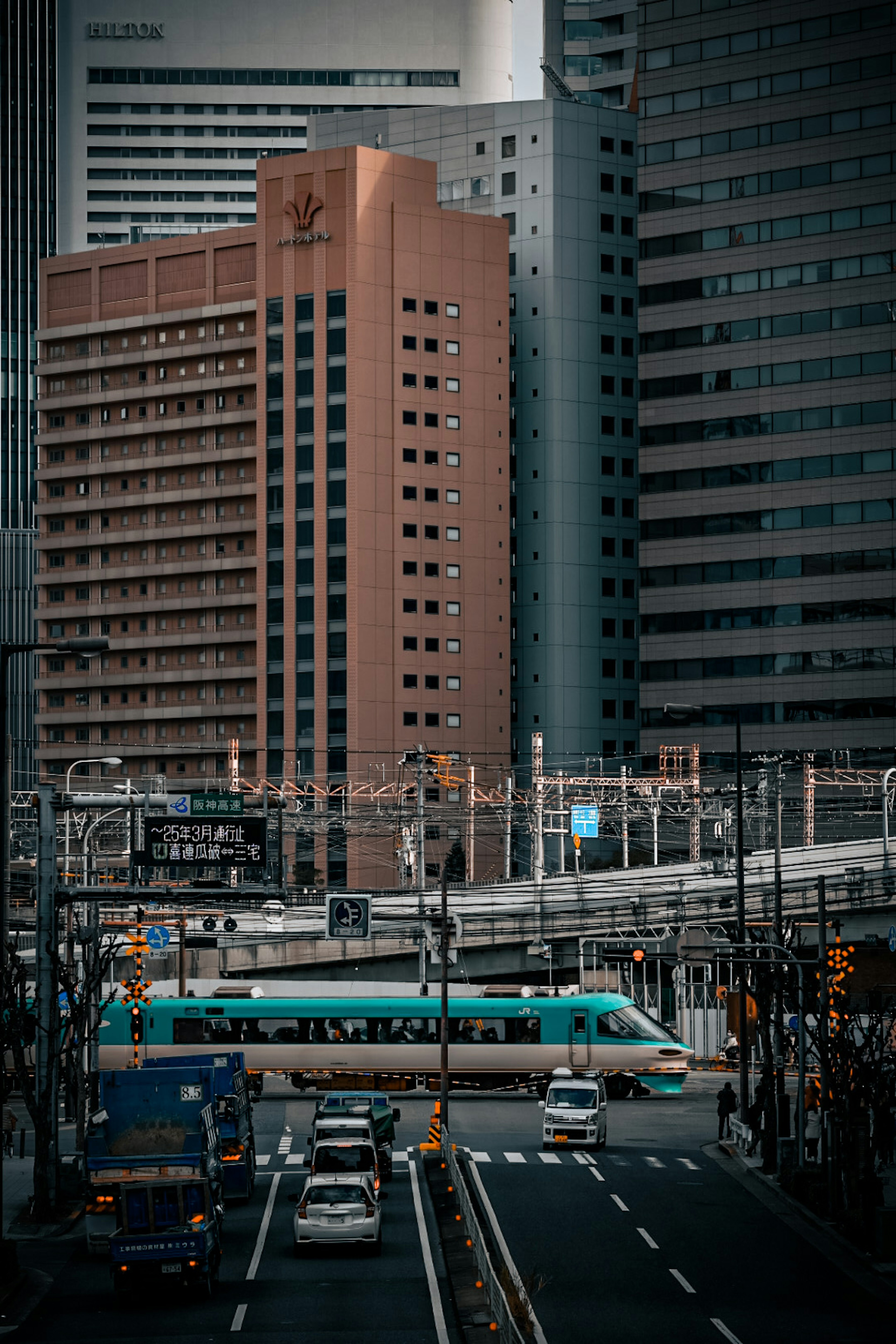 都市の風景にあるビルと電車の交差点