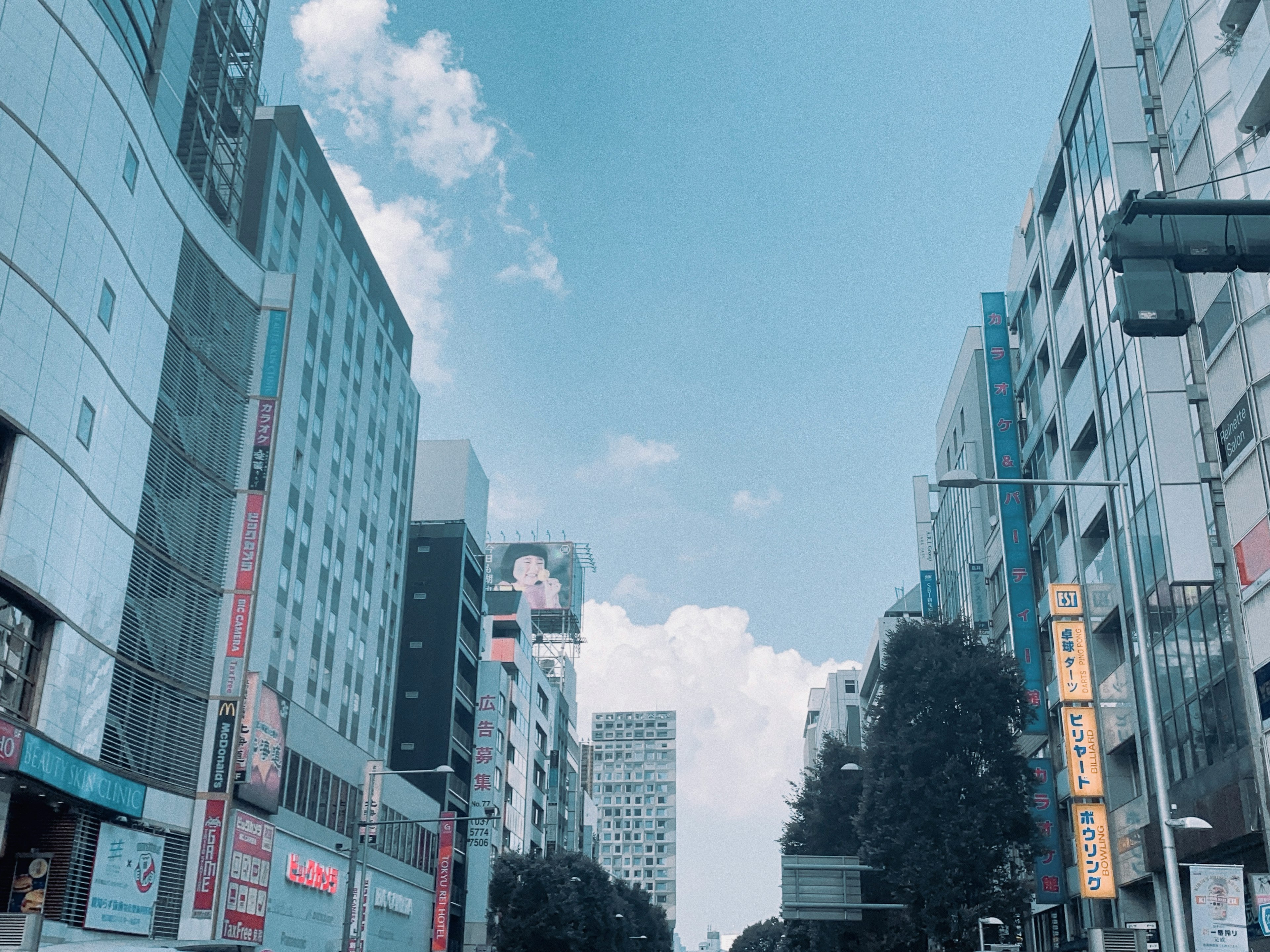 青空の下の都市の通りと高層ビル