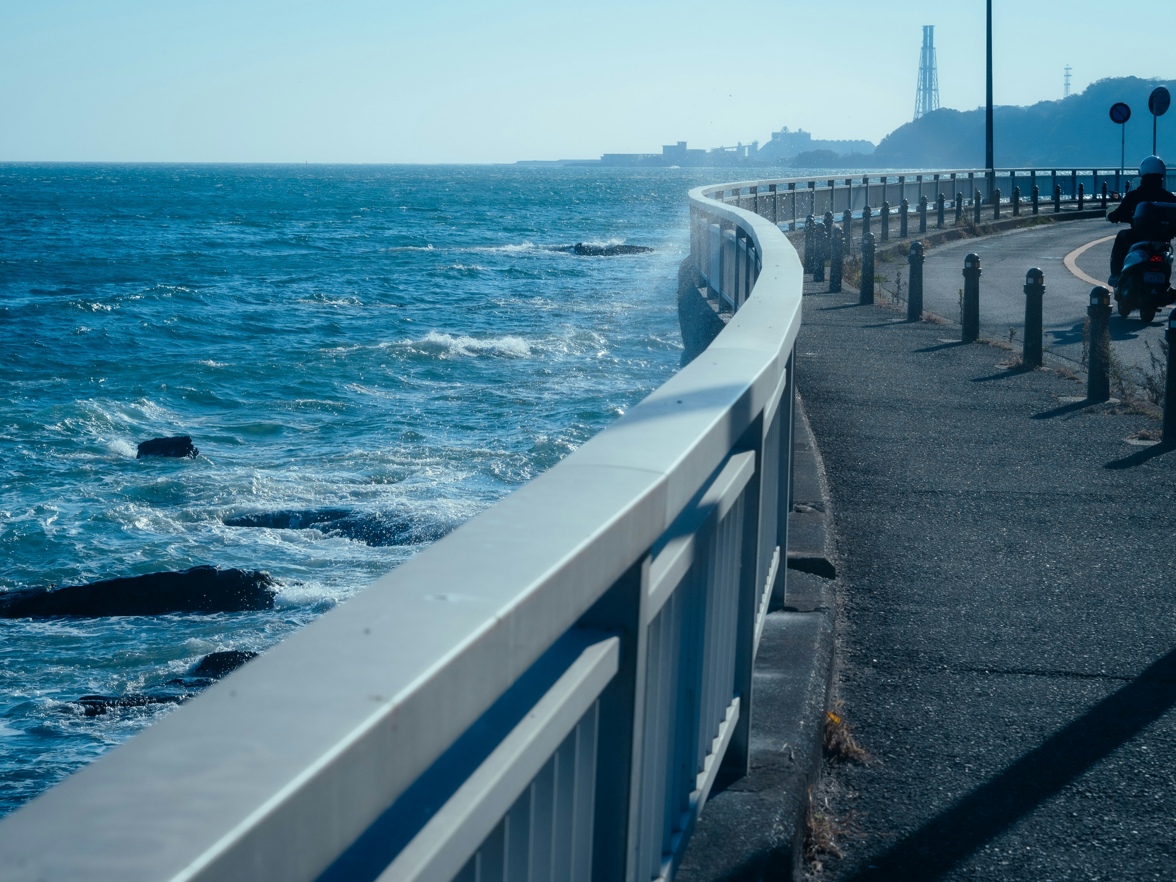 海岸沿いの曲がった道路と青い海の風景