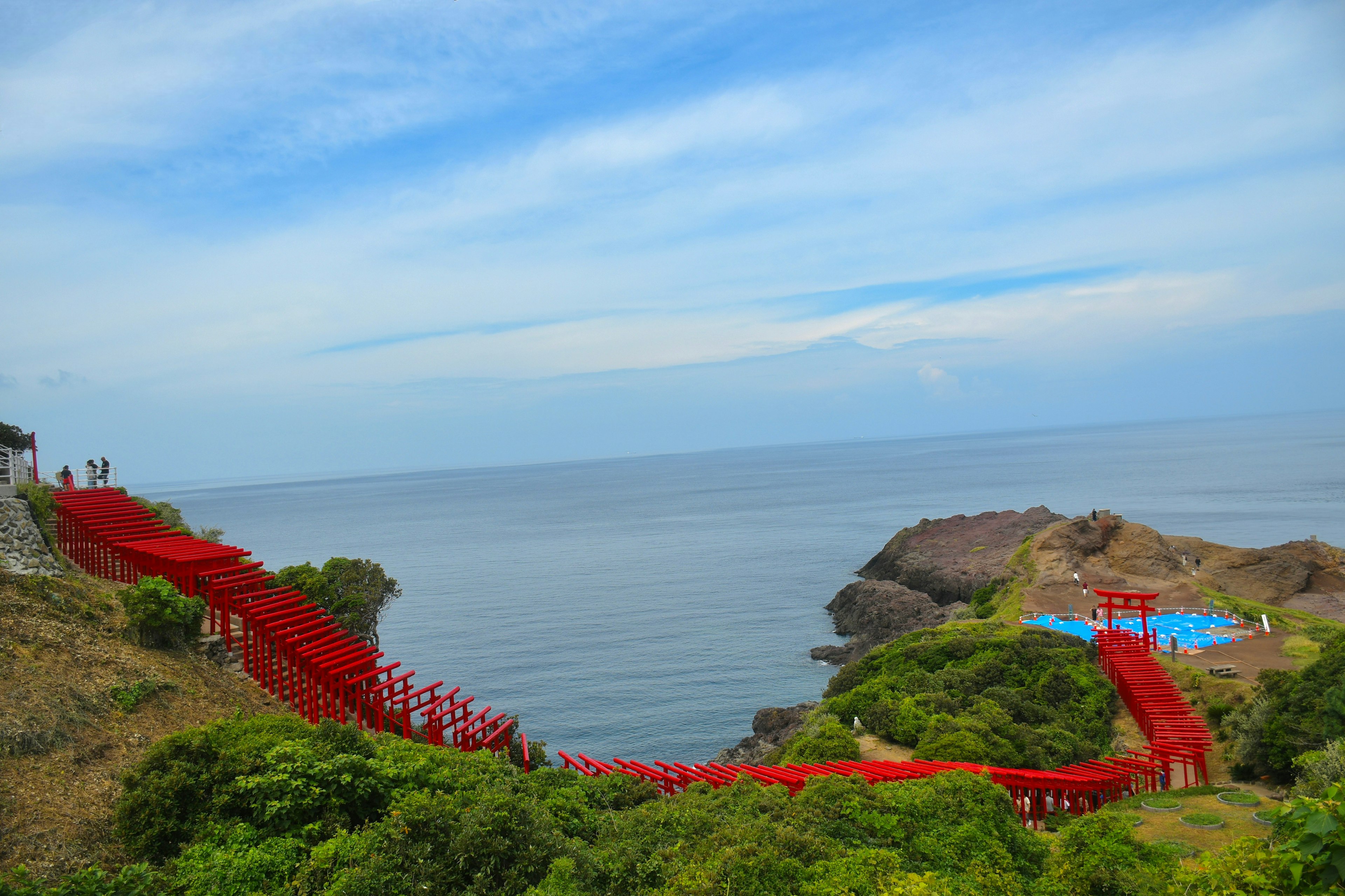 赤い橋が海に向かって続く美しい風景