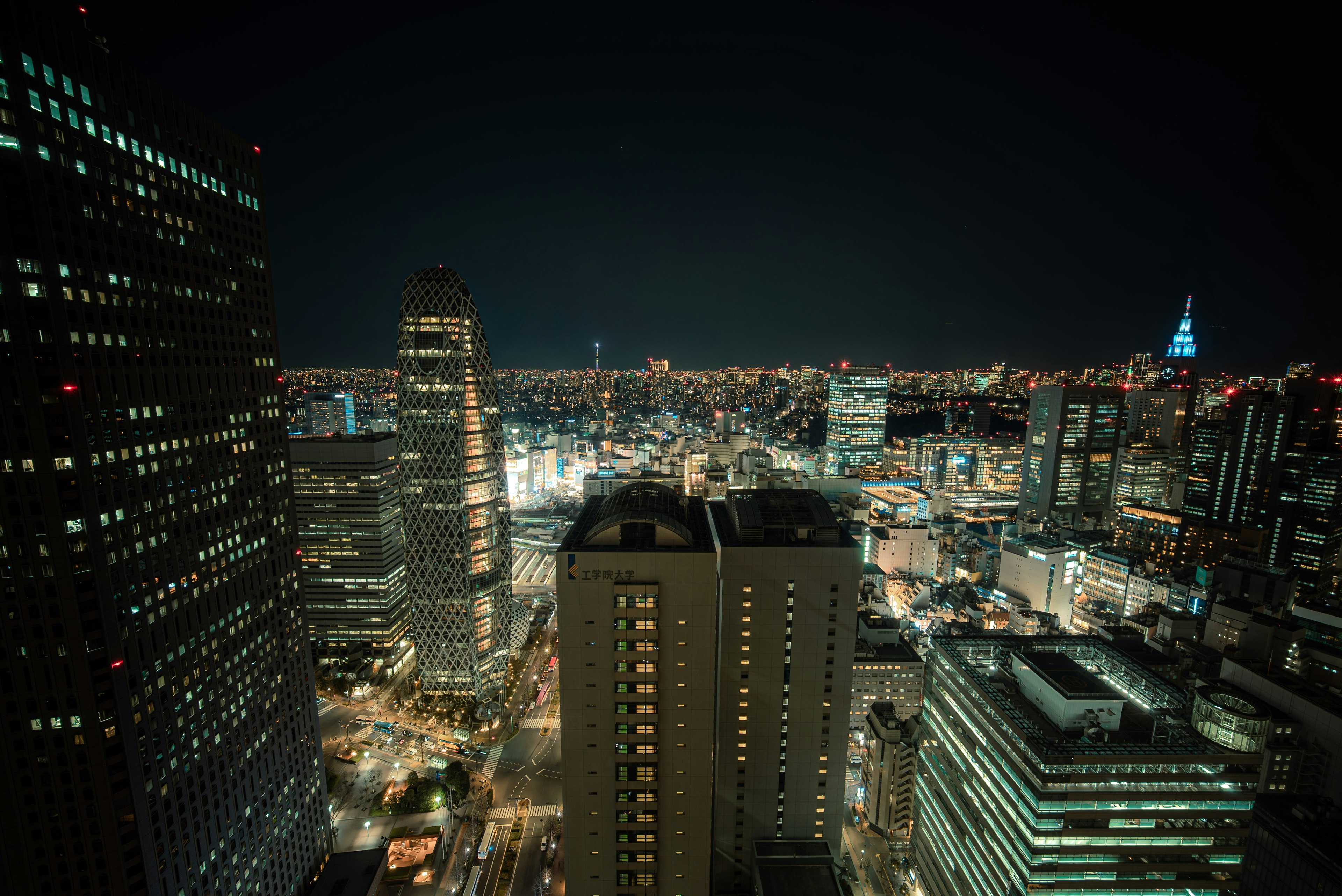 夜景の都市スカイラインと高層ビル群の明かりが美しい