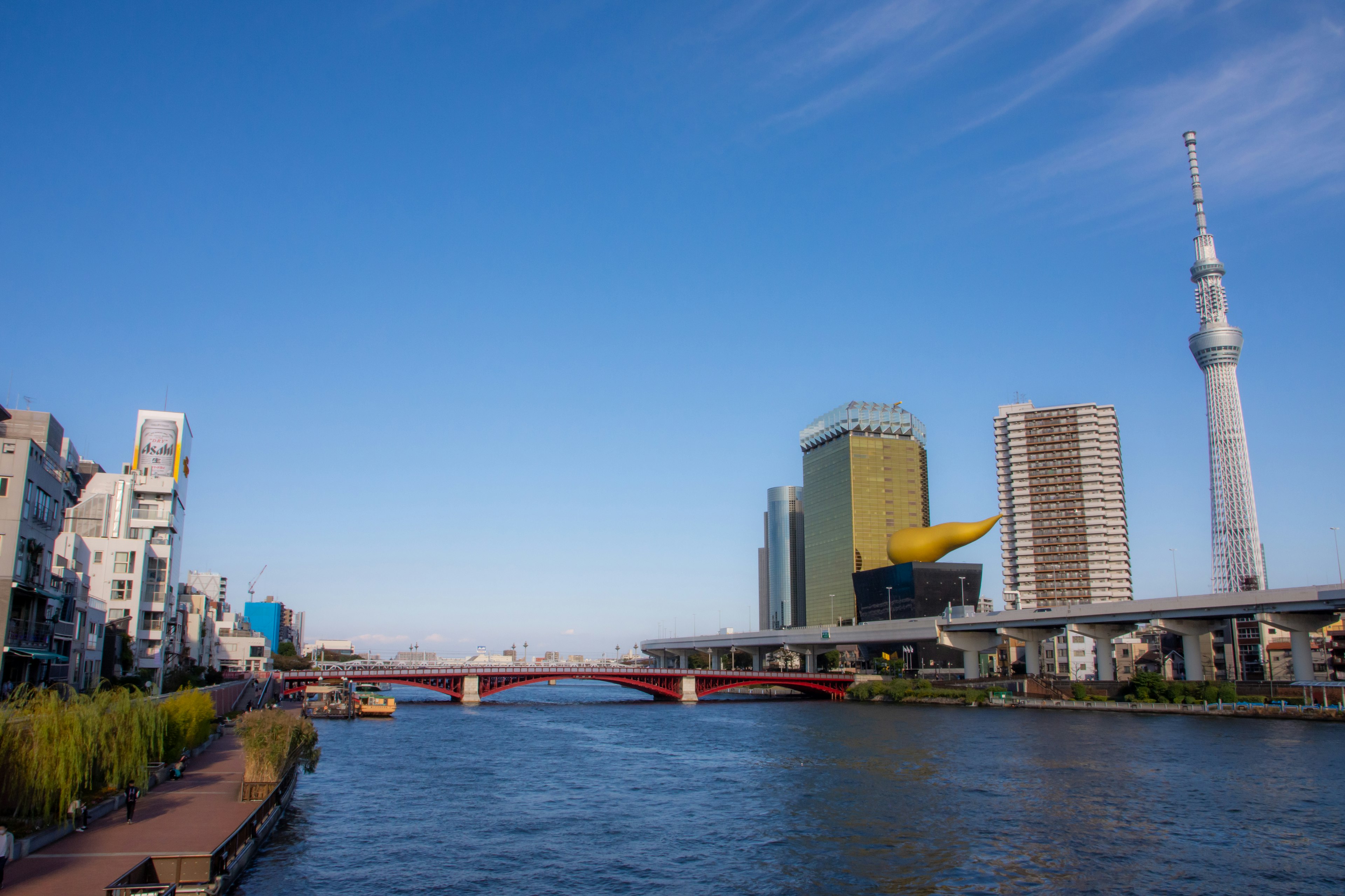 Blick entlang des Sumida-Flusses mit Tokyo Skytree und Asahi-Bier-Turm