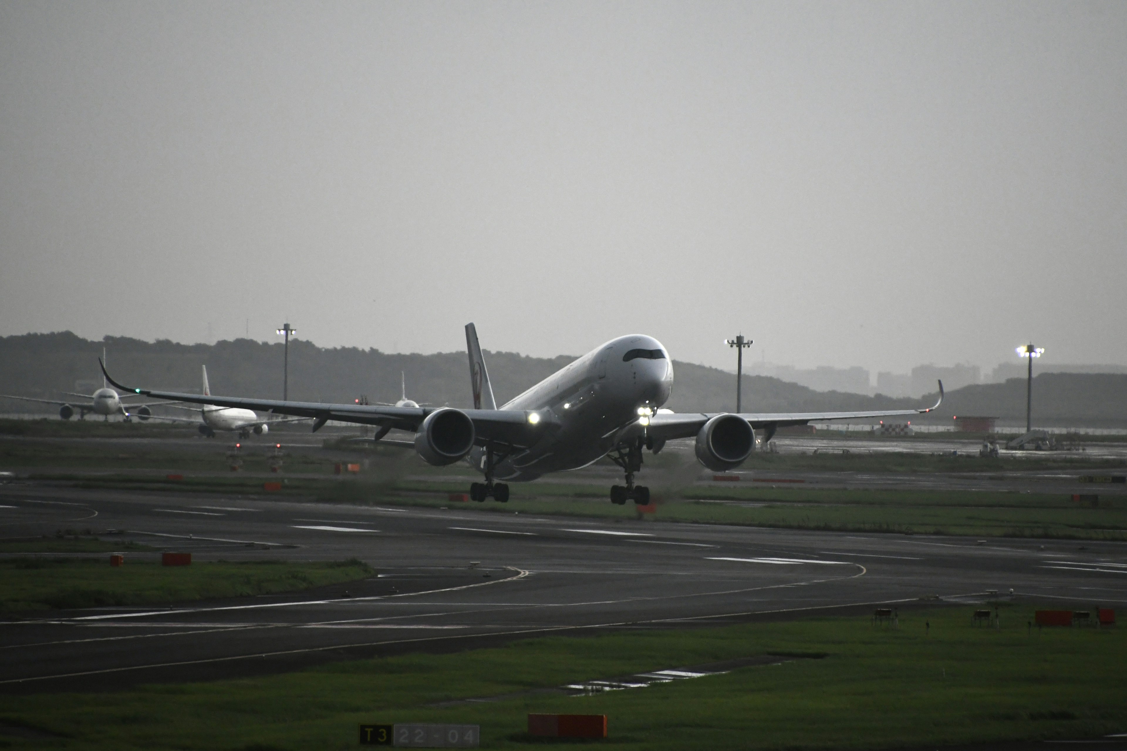 Silhouette d'un avion décollant à l'aéroport