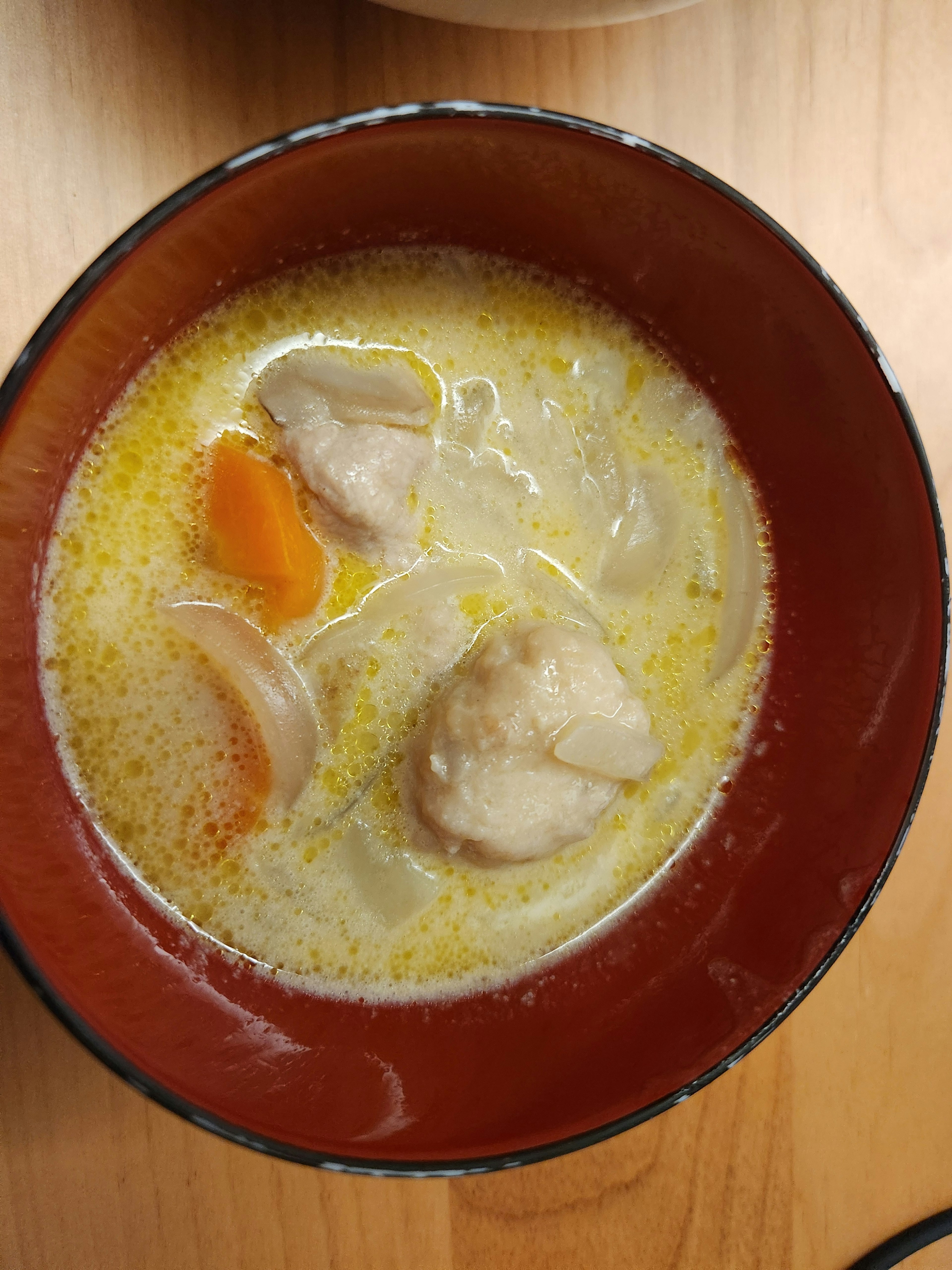 Zuppa cremosa con pollo e verdure in una ciotola calda