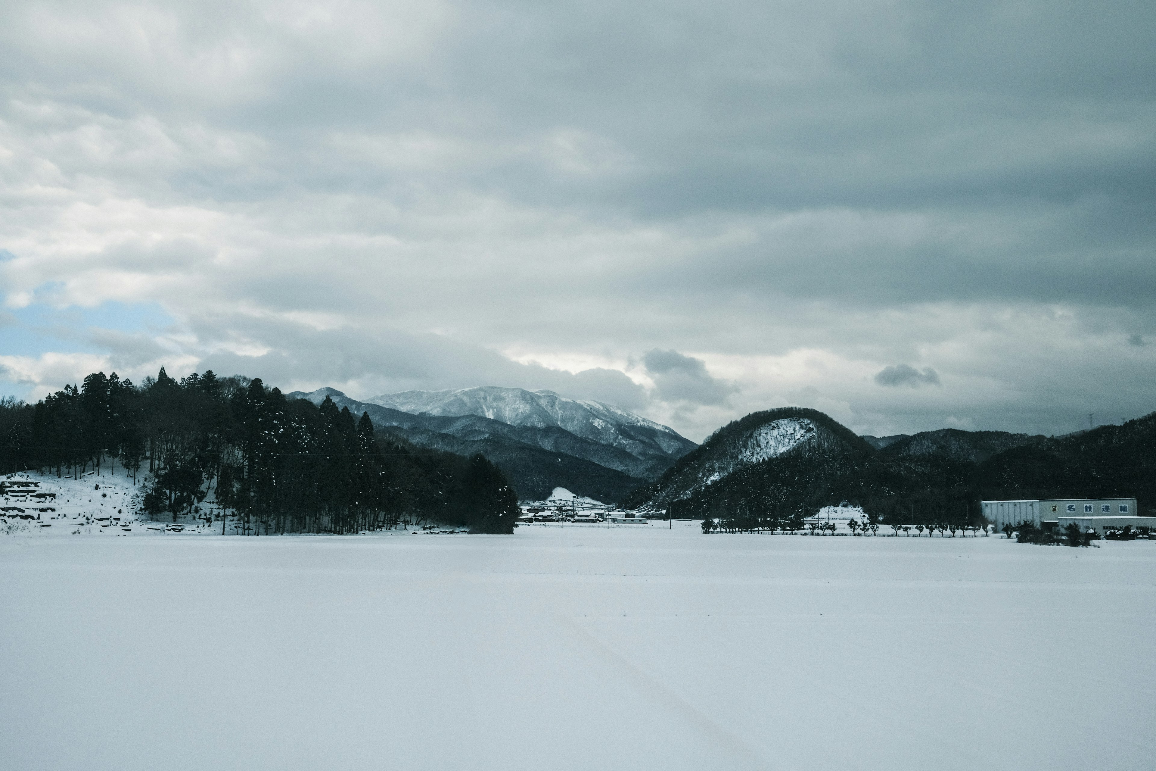 雪に覆われた風景と山々が広がる冬の景色