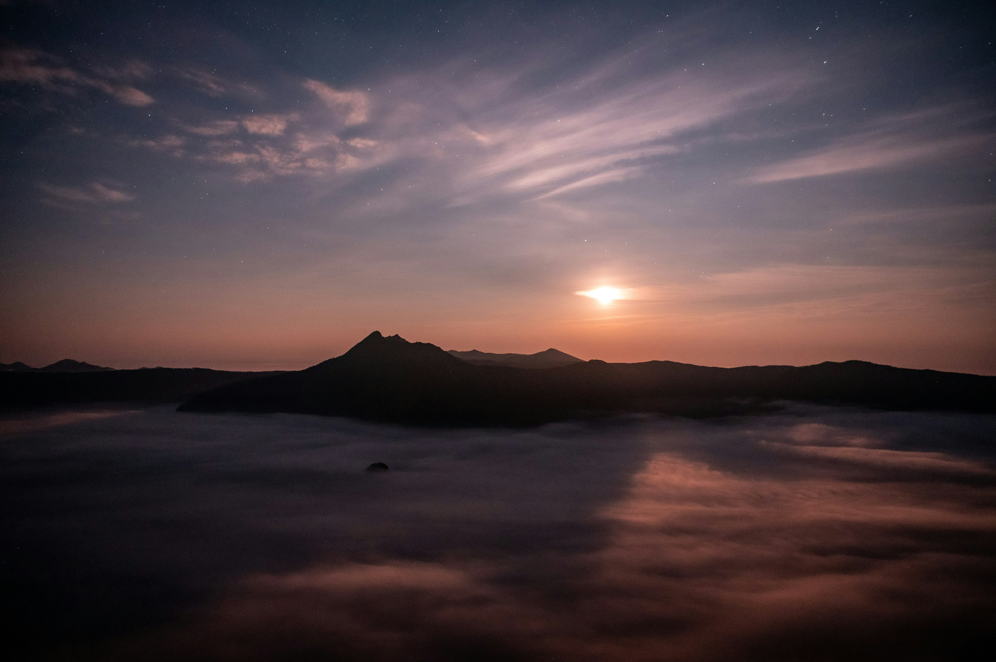 美しい夕日が山のシルエットを照らす風景