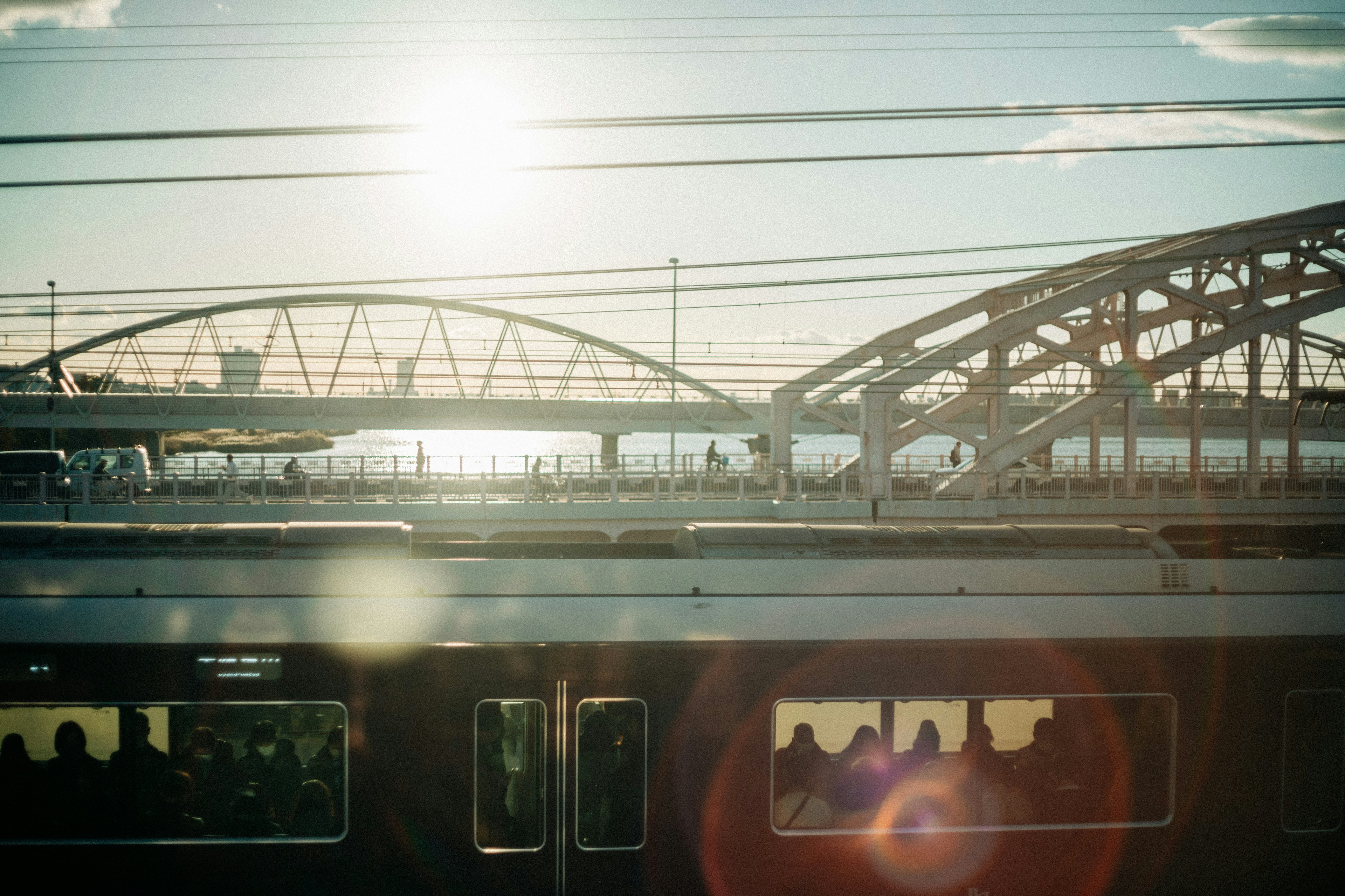 Vista panoramica di un treno e di un ponte al tramonto