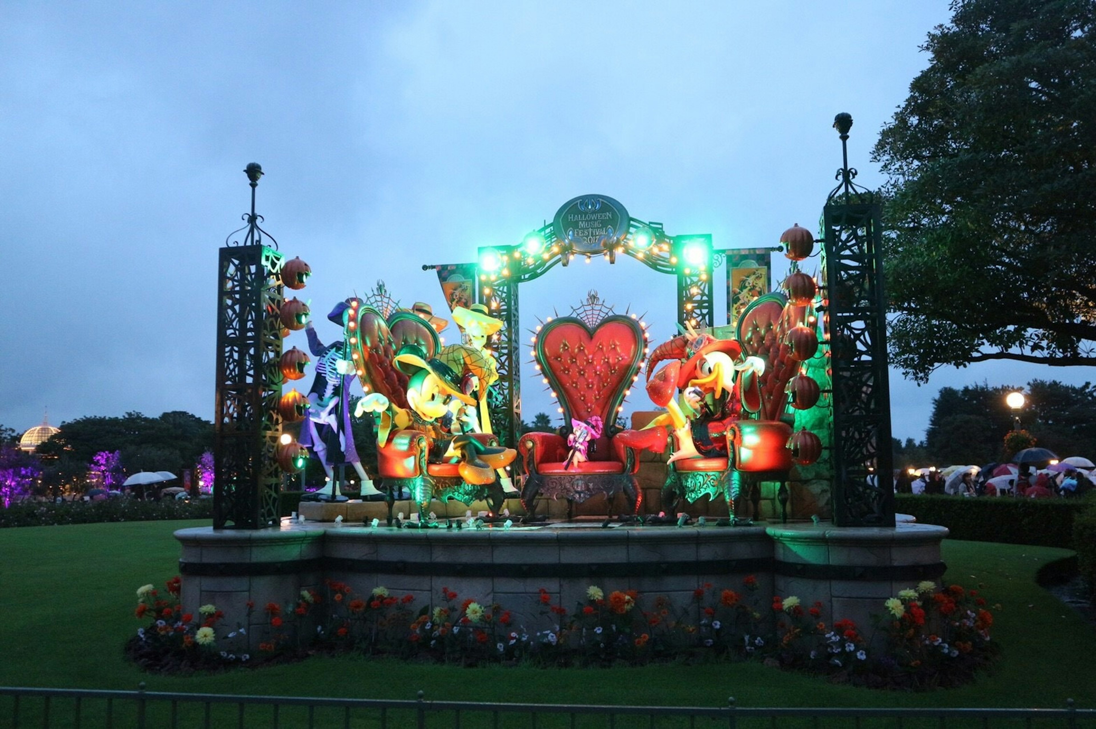 Arco decorativo colorido en forma de corazón con diversas exhibiciones de personajes