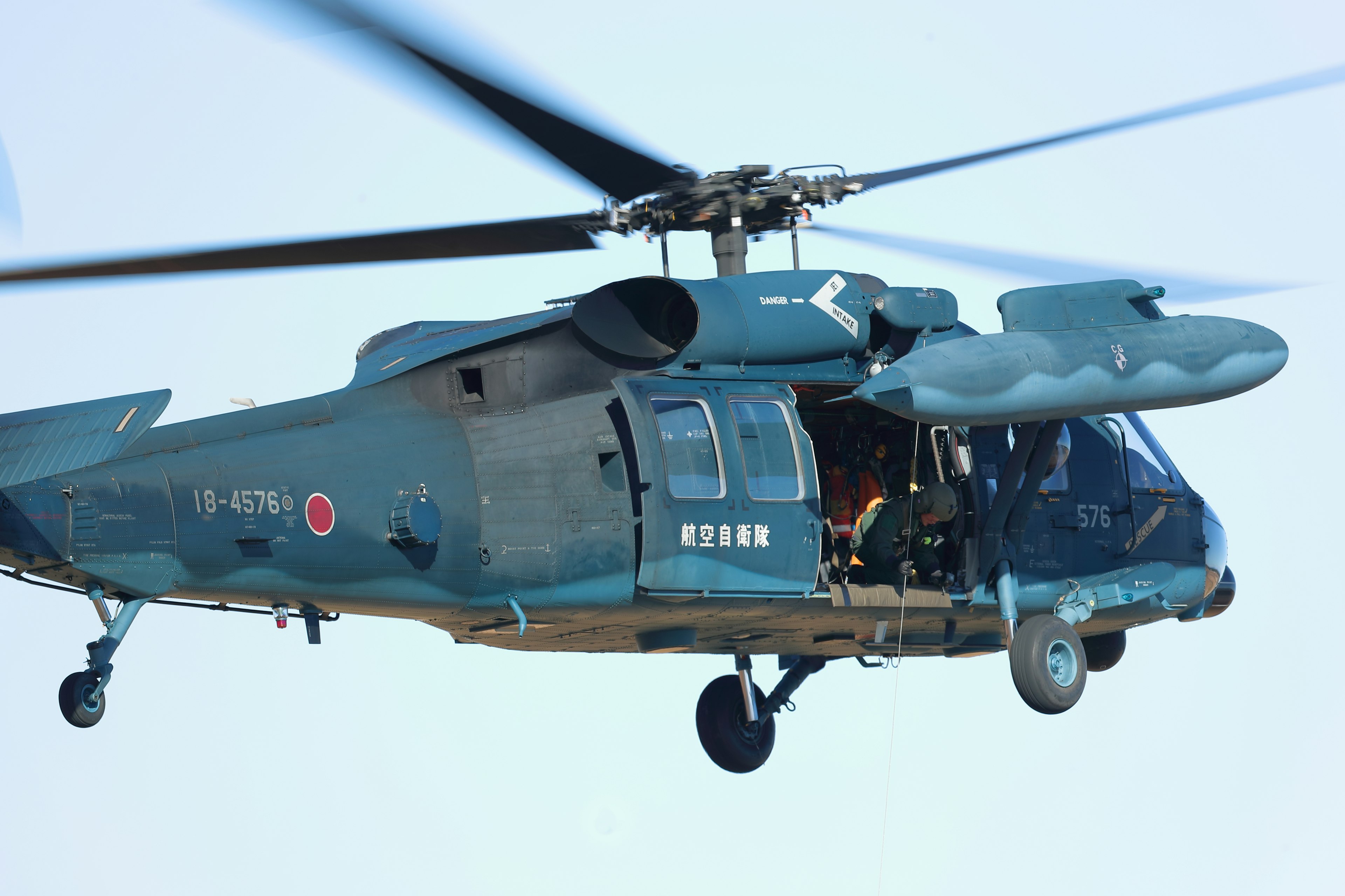 Helicóptero japonés azul volando en el aire