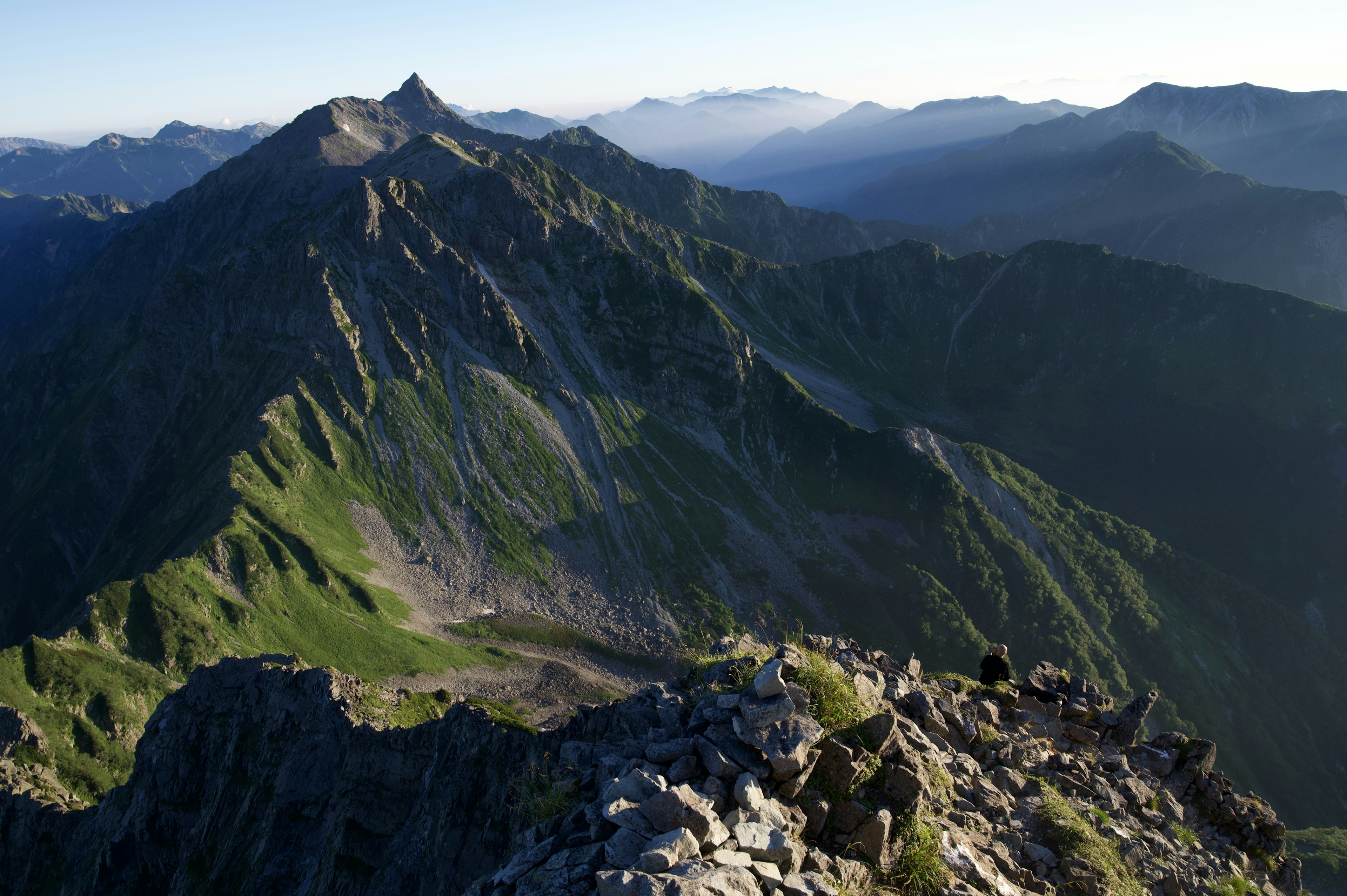 Paysage de montagne magnifique avec des pentes vertes et des sommets rocheux