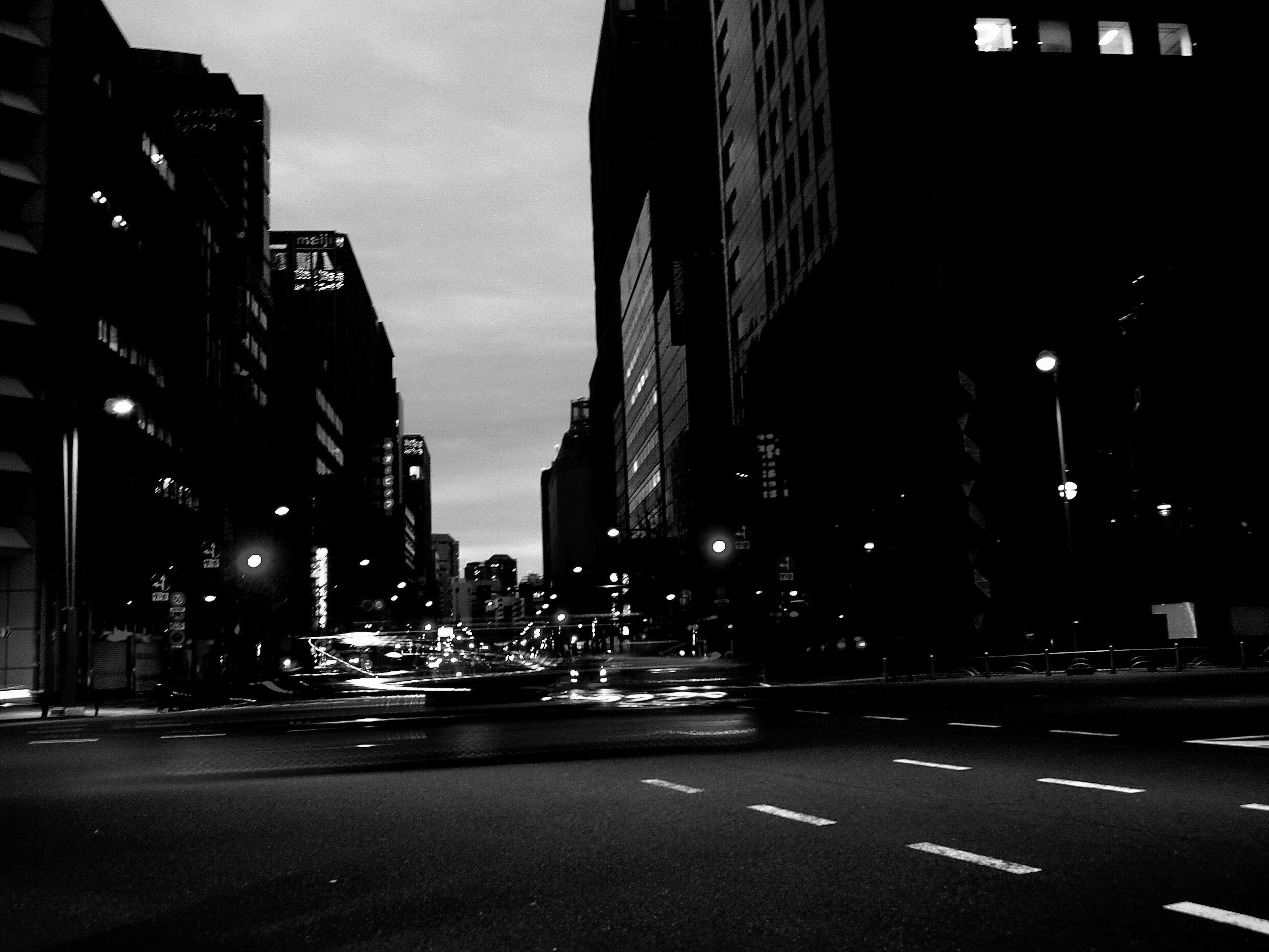 Paisaje urbano nocturno con farolas brillantes y siluetas de edificios