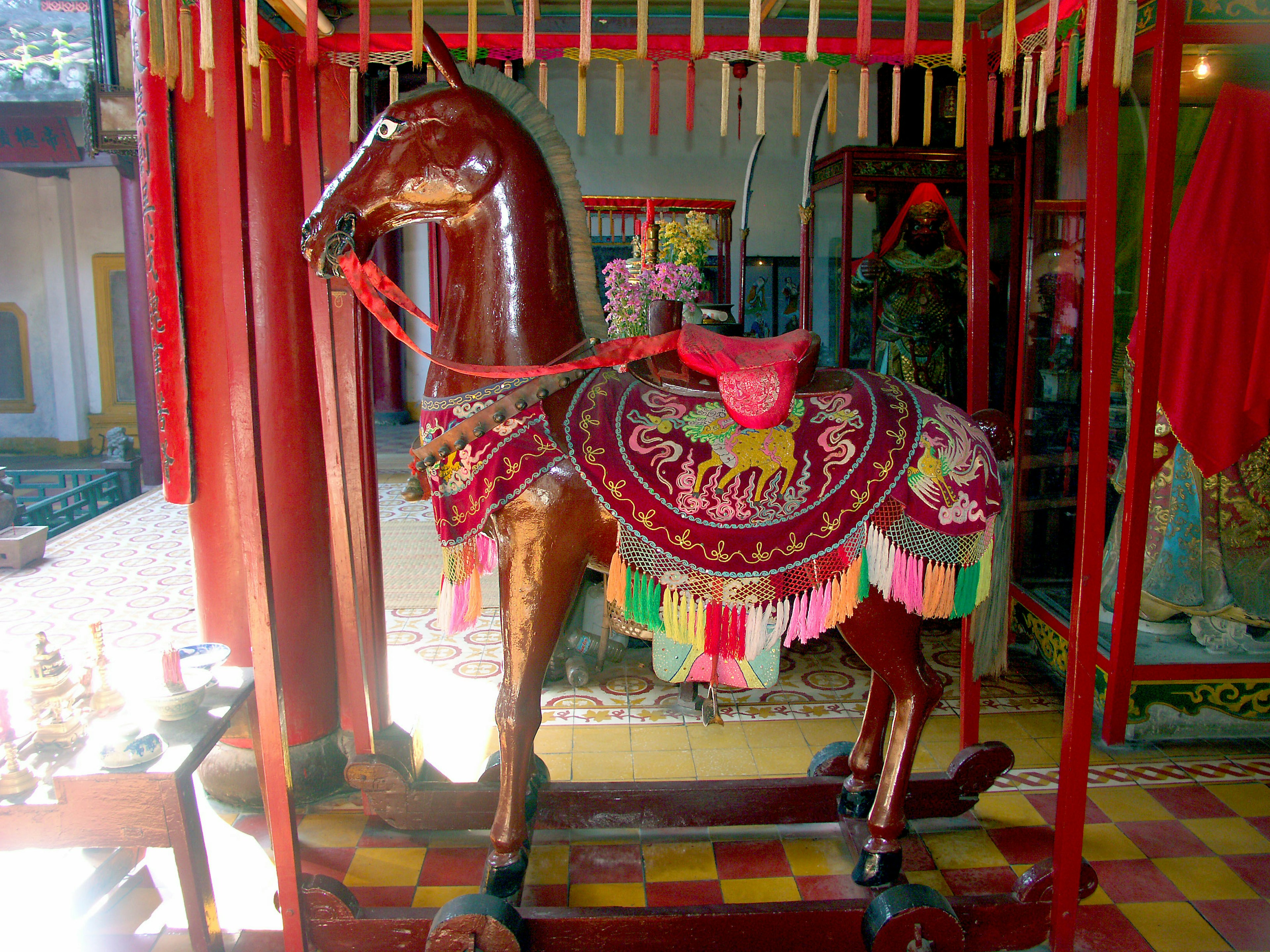 Scultura di cavallo in legno decorativo con decorazioni colorate e sella intricata