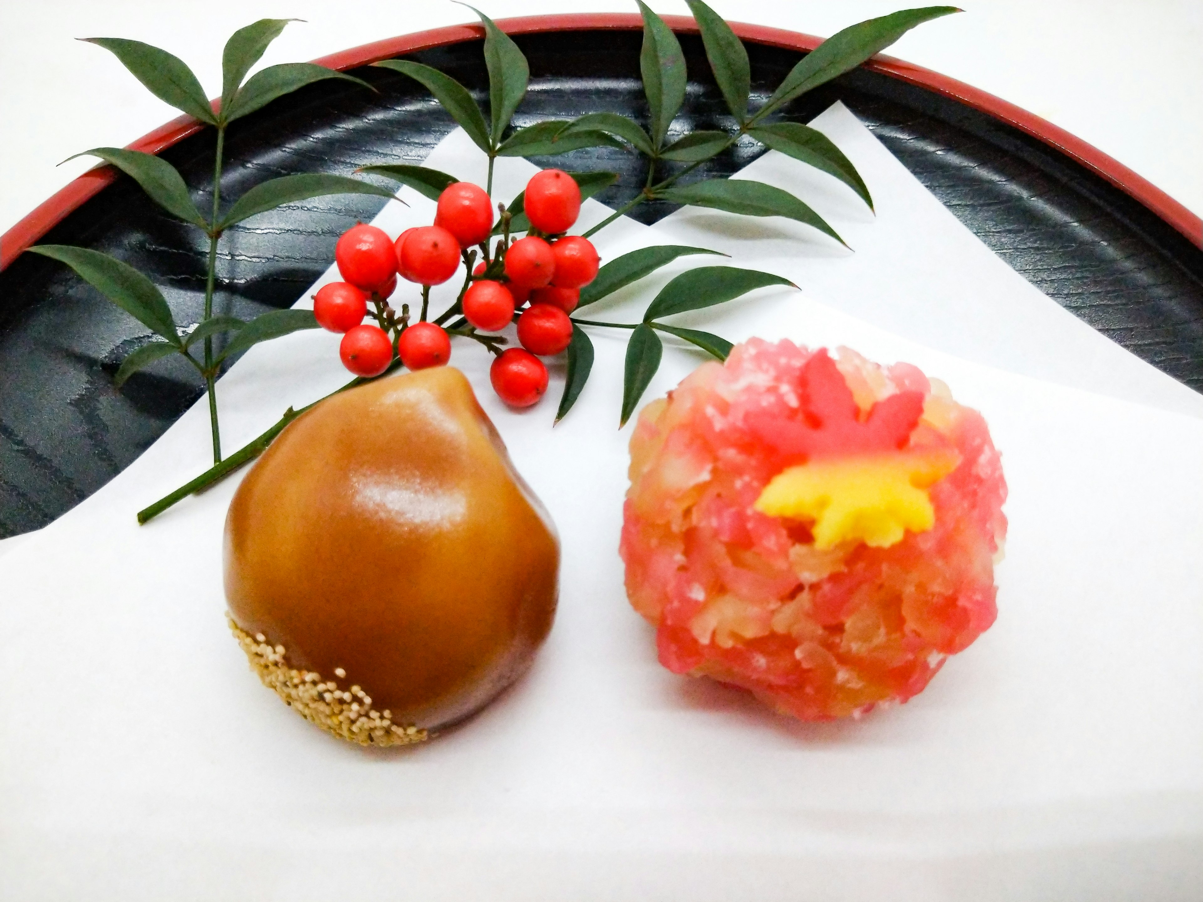 Sắp xếp wagashi đẹp với quả mọng đỏ và lá