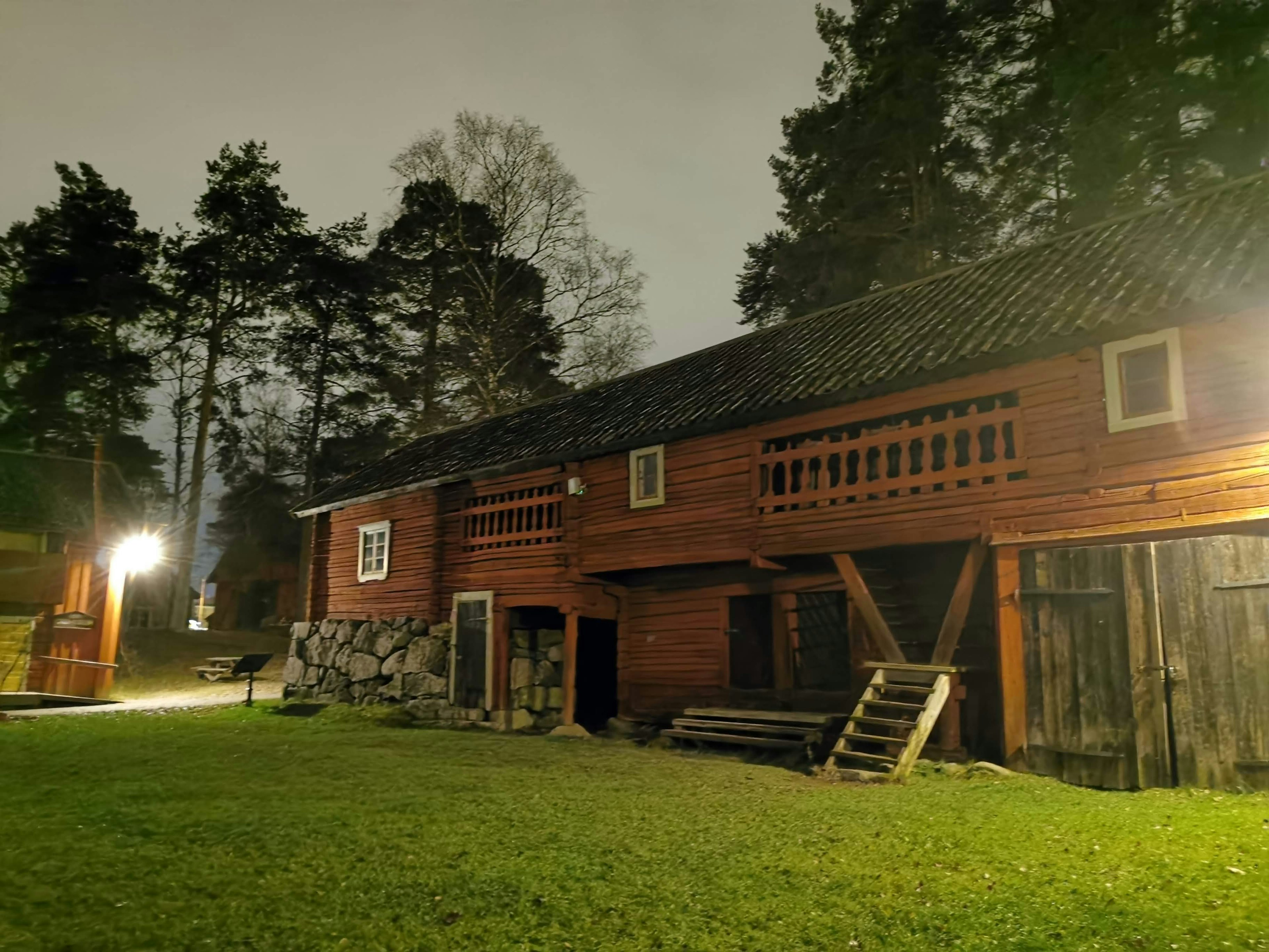 夜晚安靜的景色中紅色木屋，周圍是樹木