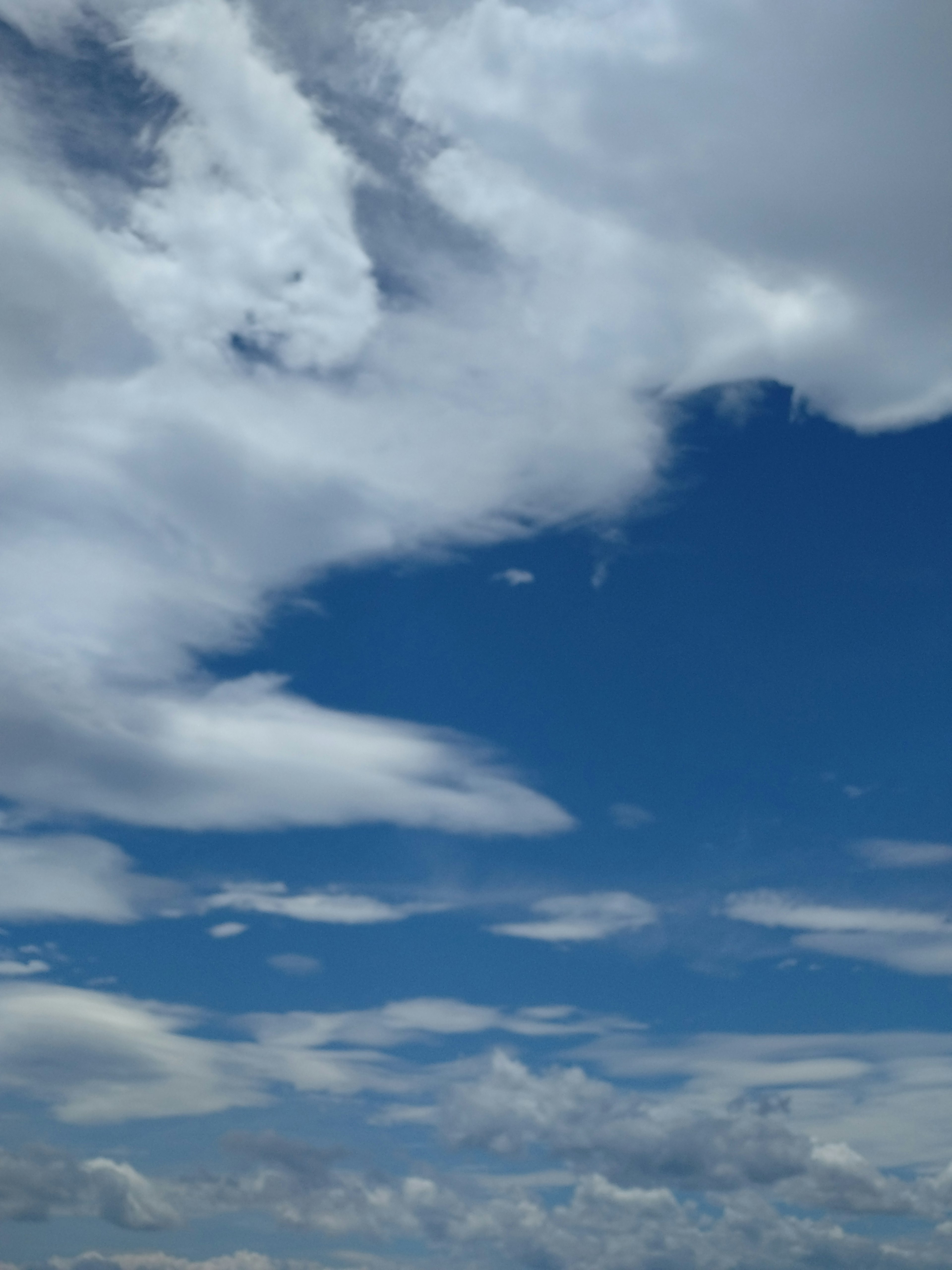 青空に白い雲が広がる風景