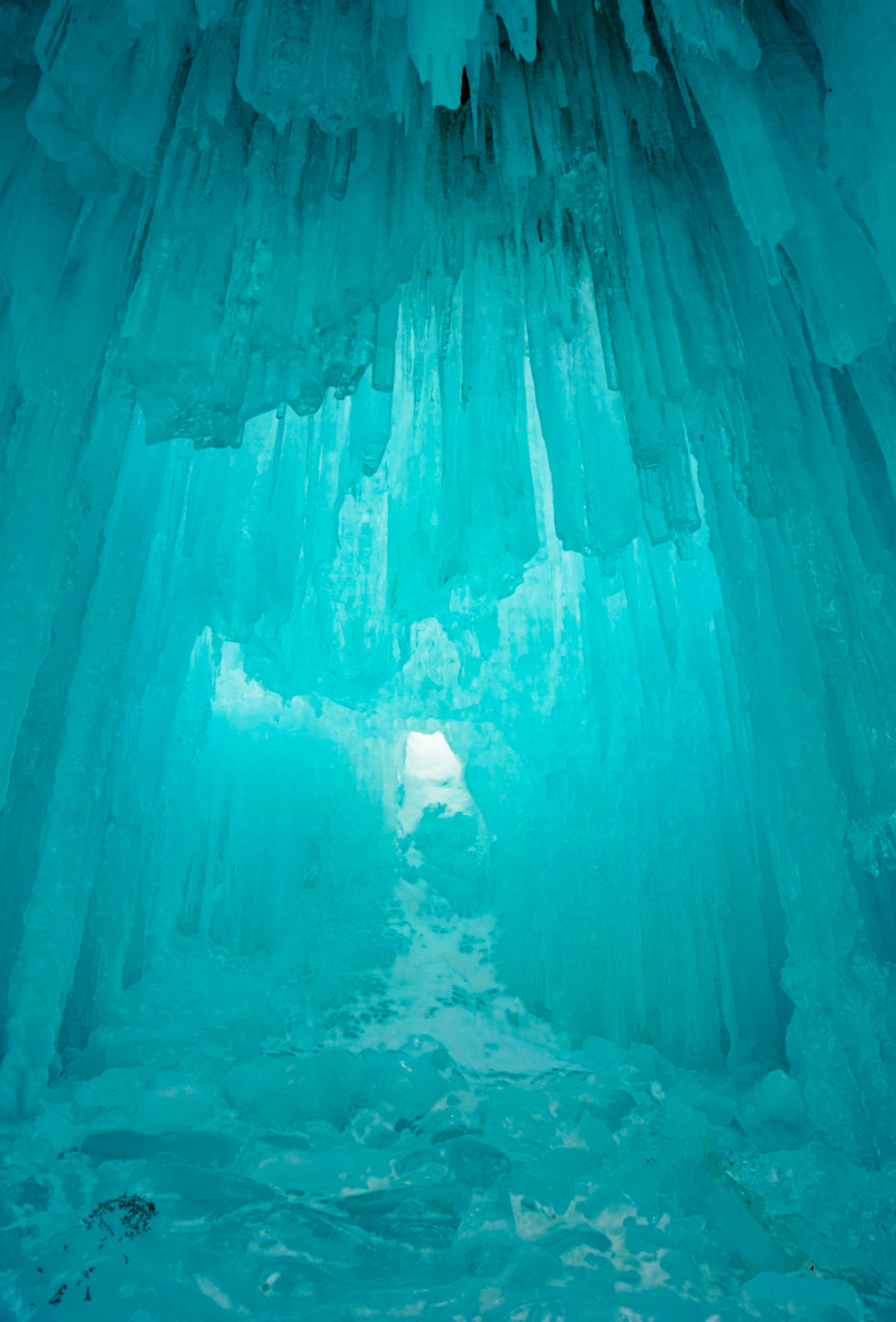 Innere einer Eishöhle mit hängenden blauen Icicles