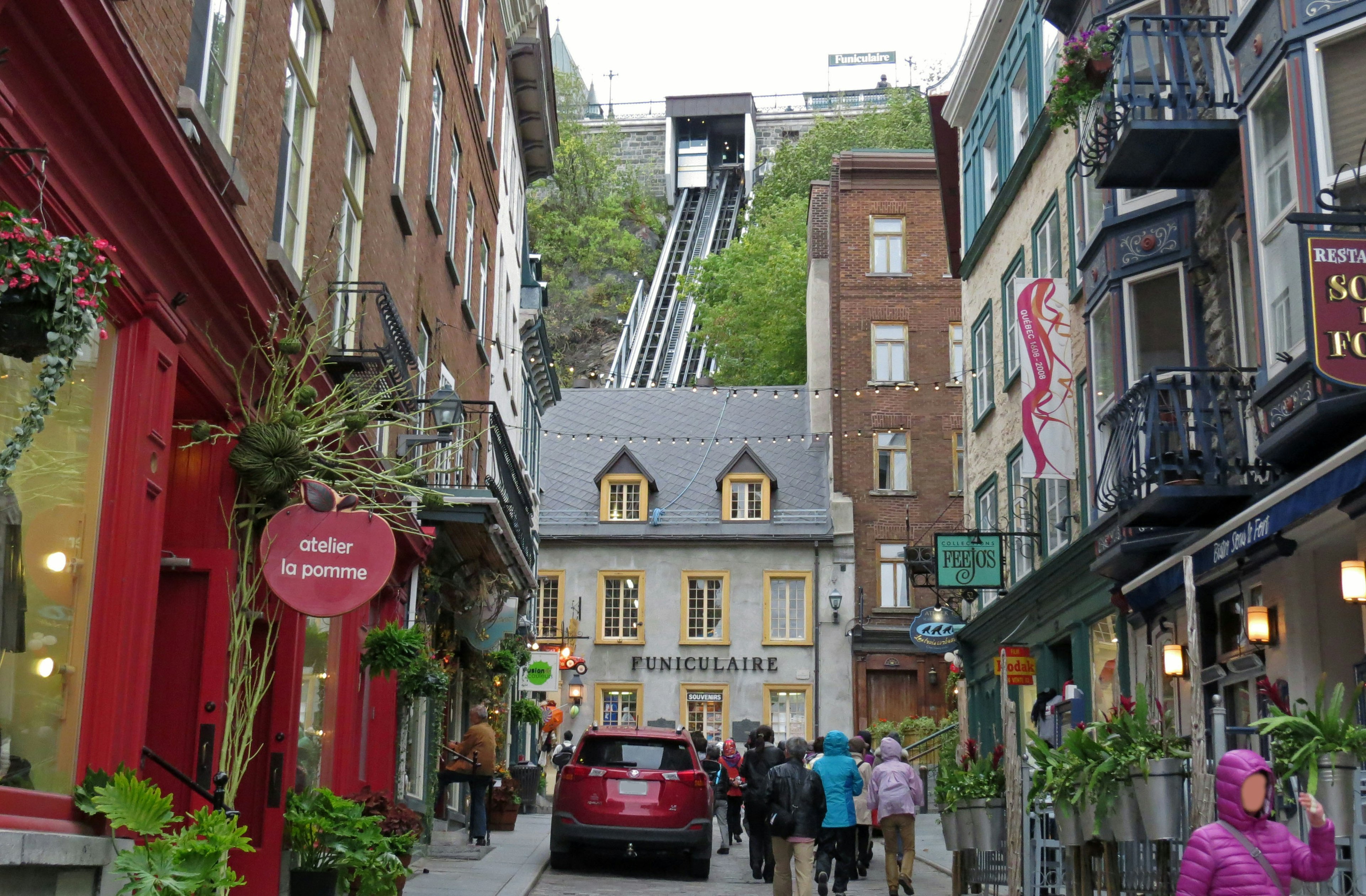 Blick auf eine Straße im Alten Montreal mit einem Aufzug und historischen Gebäuden