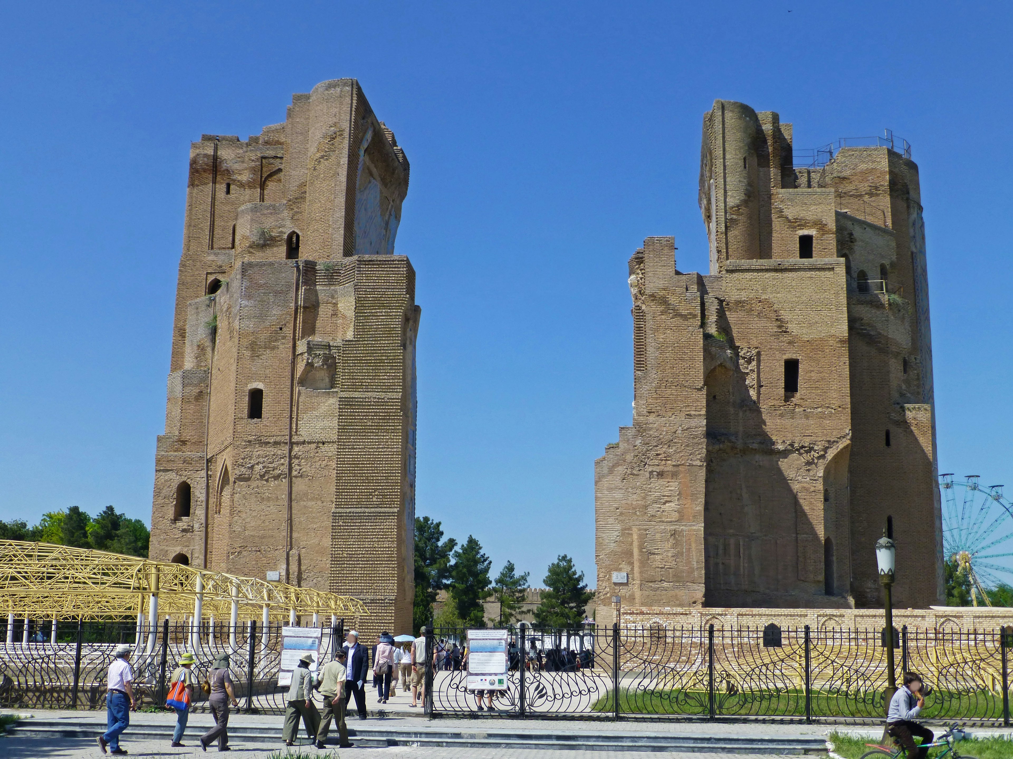 古代の遺跡と青空の下に立つ塔