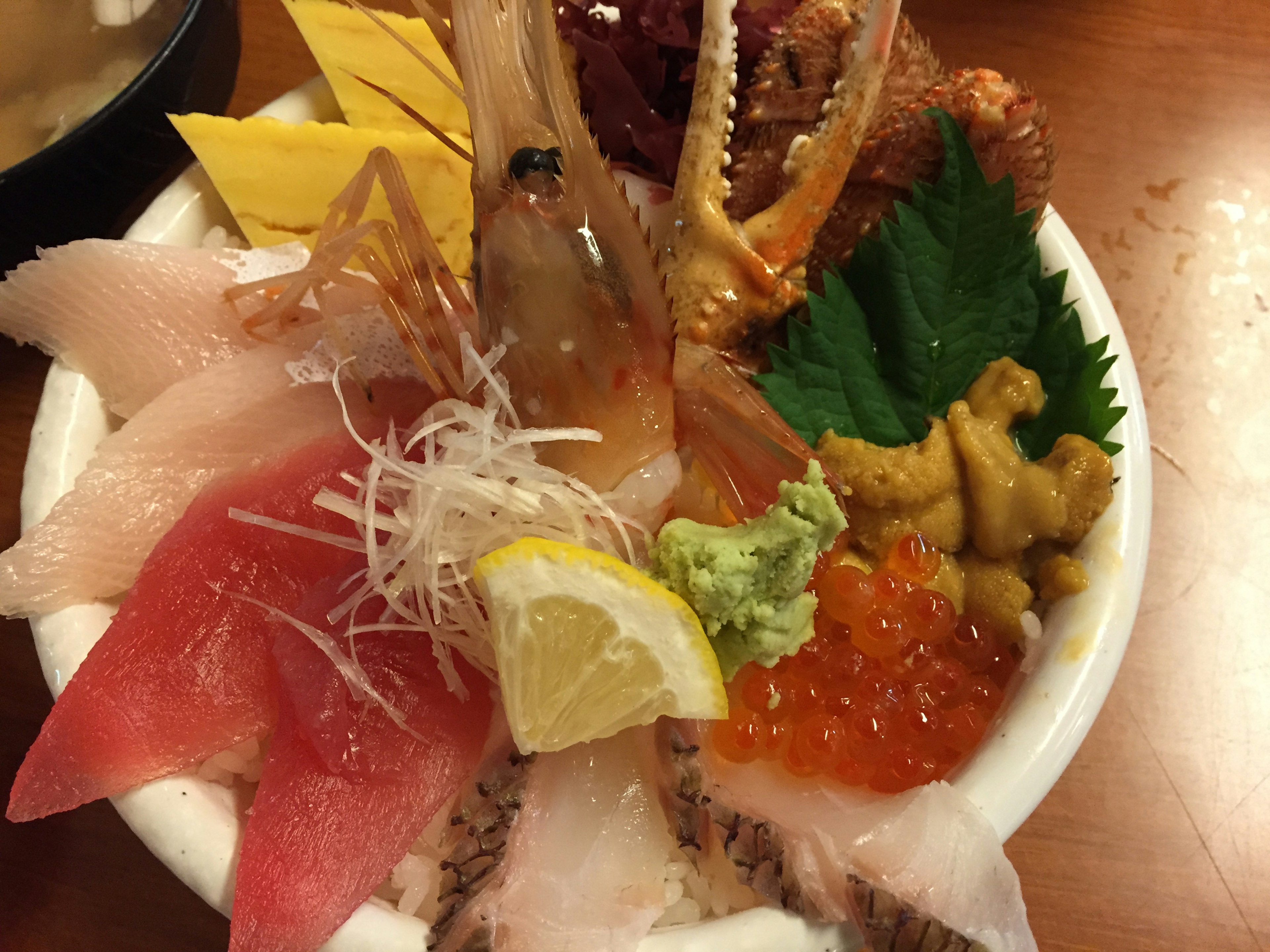 Un bol de sashimi avec du poisson frais et des œufs joliment disposés