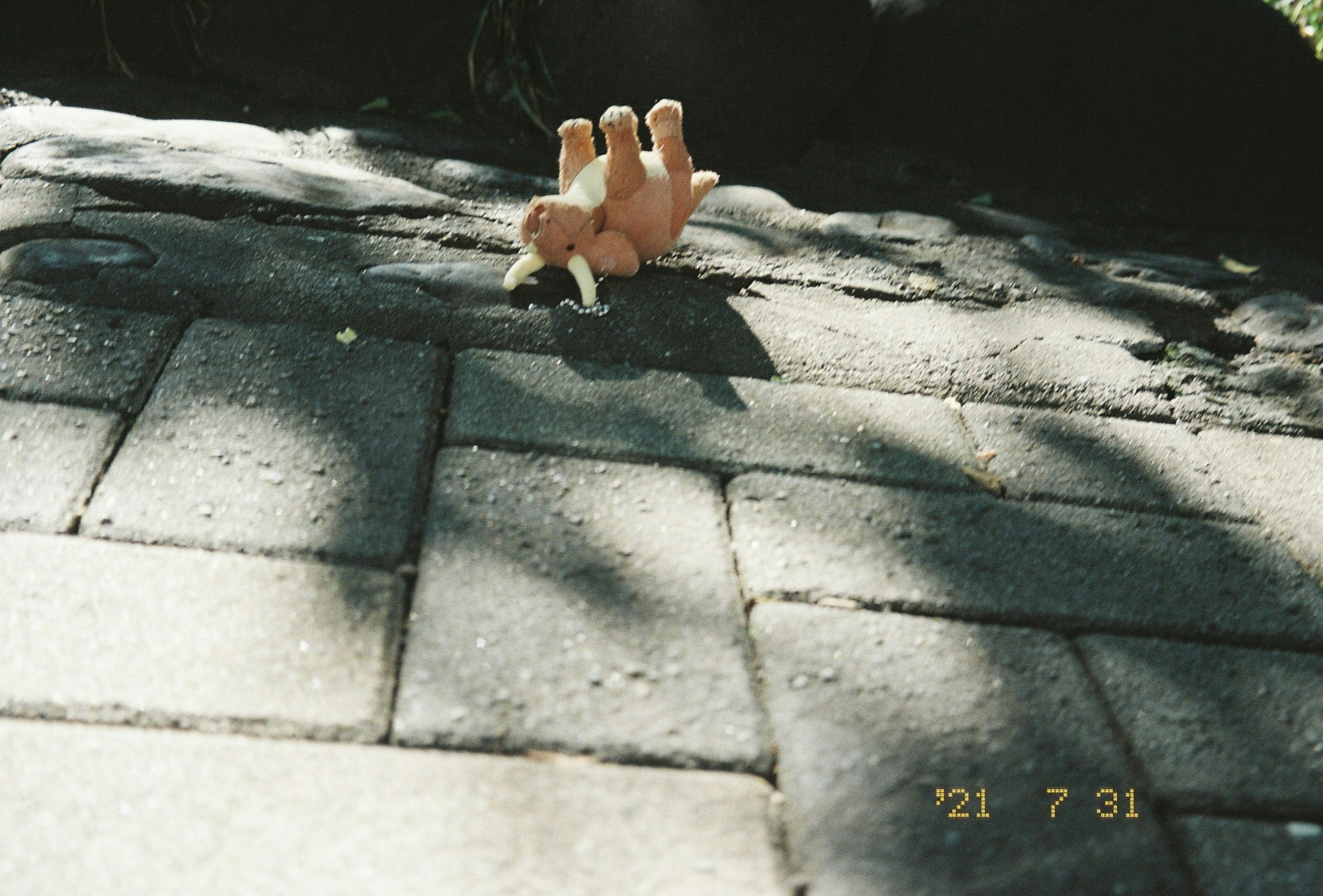 Una pequeña mano de muñeca descansando sobre una superficie de concreto