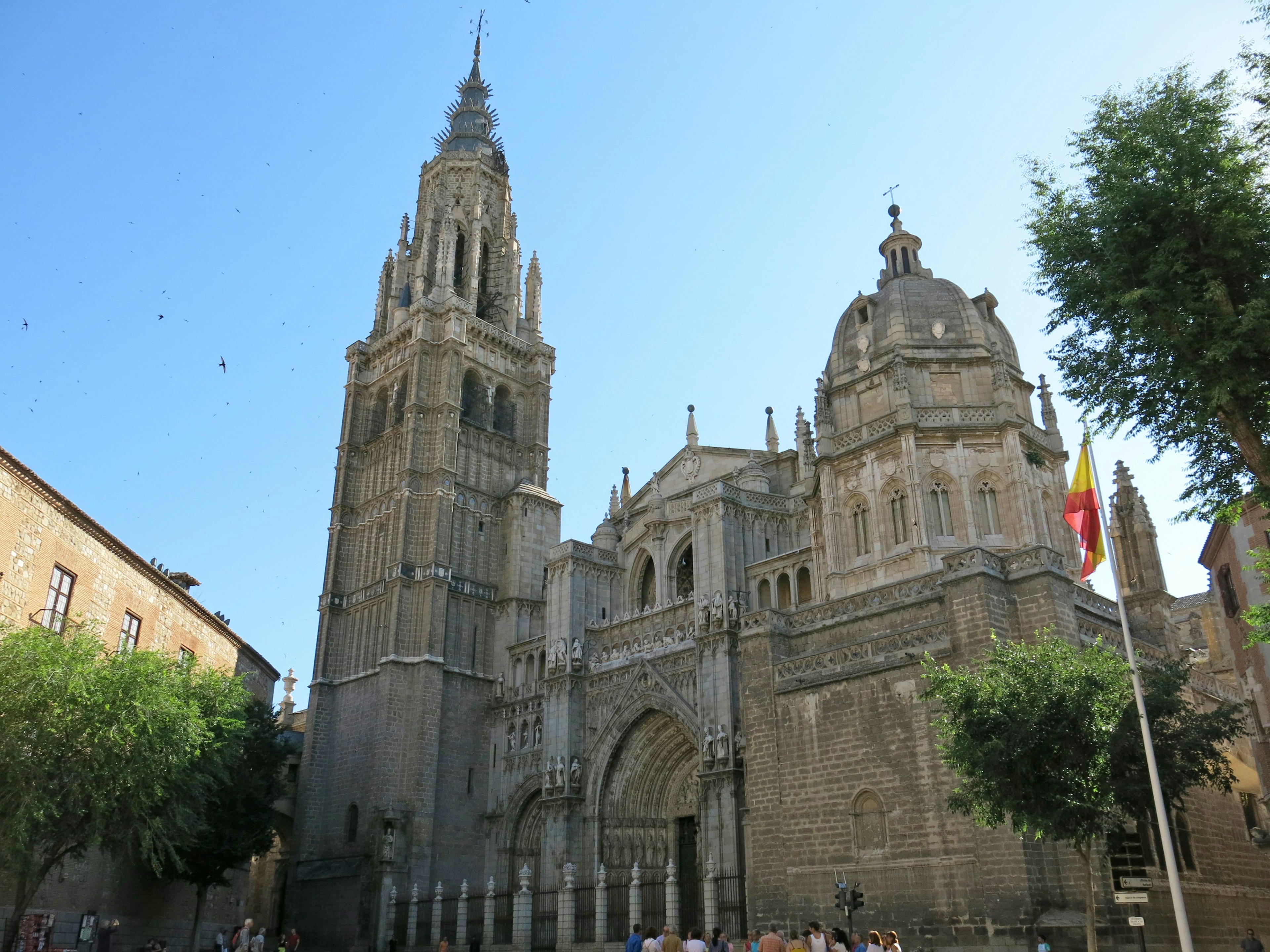 Eksterior megah Katedral Toledo dengan menara yang menonjol