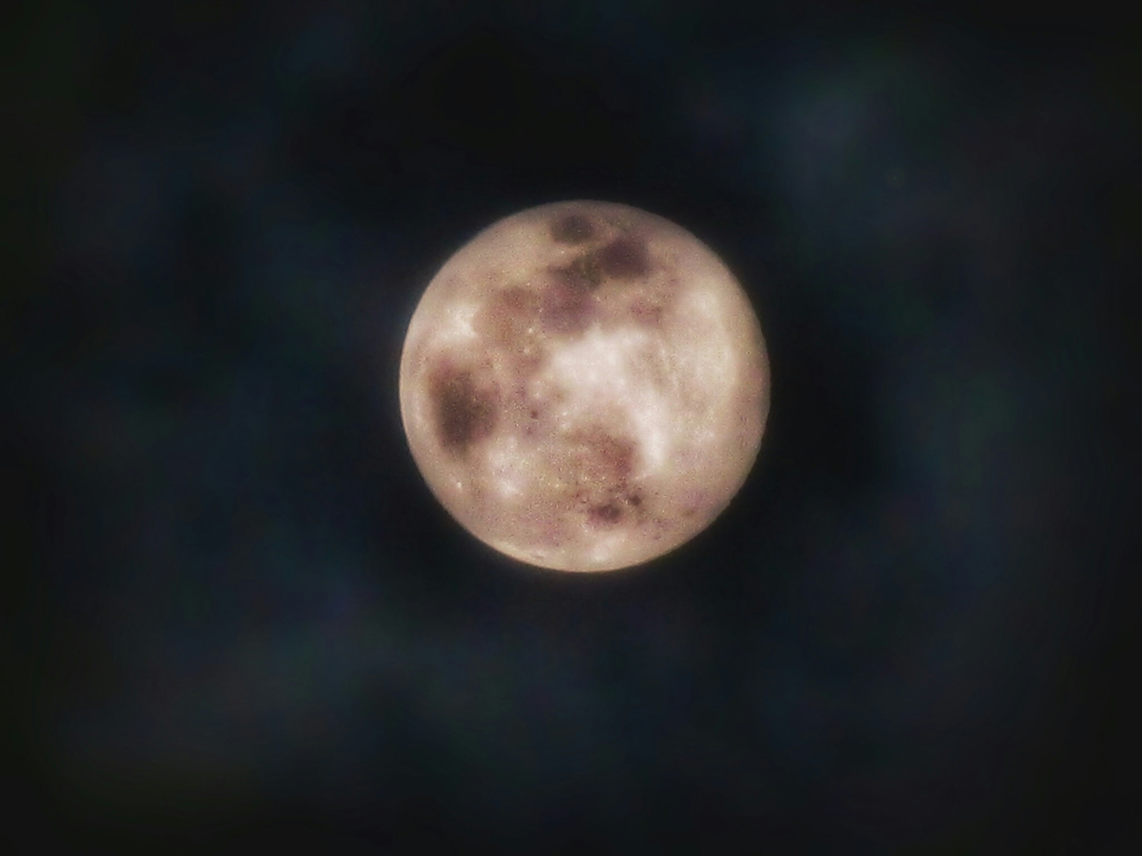 Lune pleine brillante flottant dans des nuages sombres