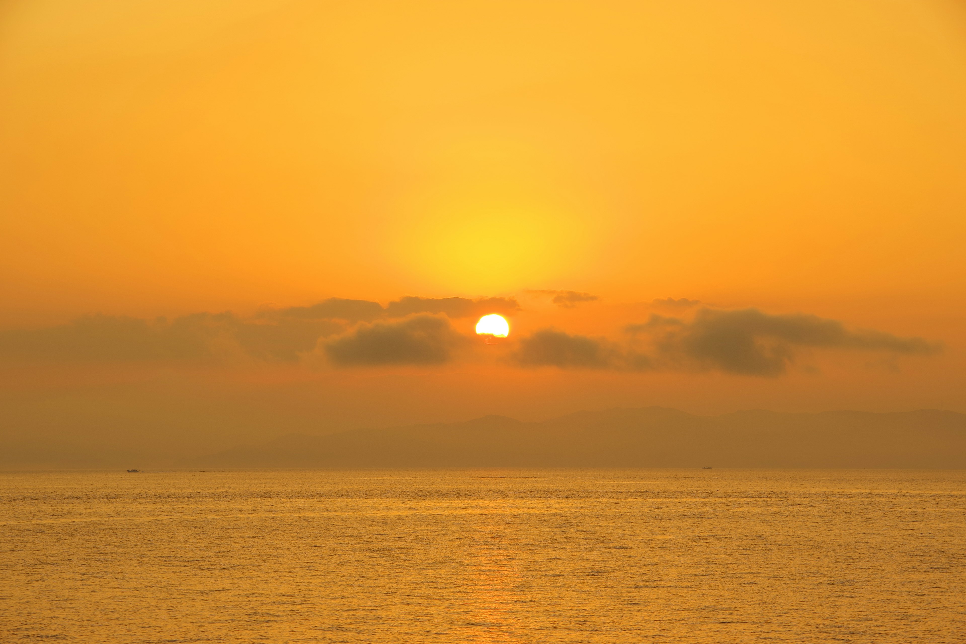 Schöner orangefarbener Sonnenuntergang über dem Ozean