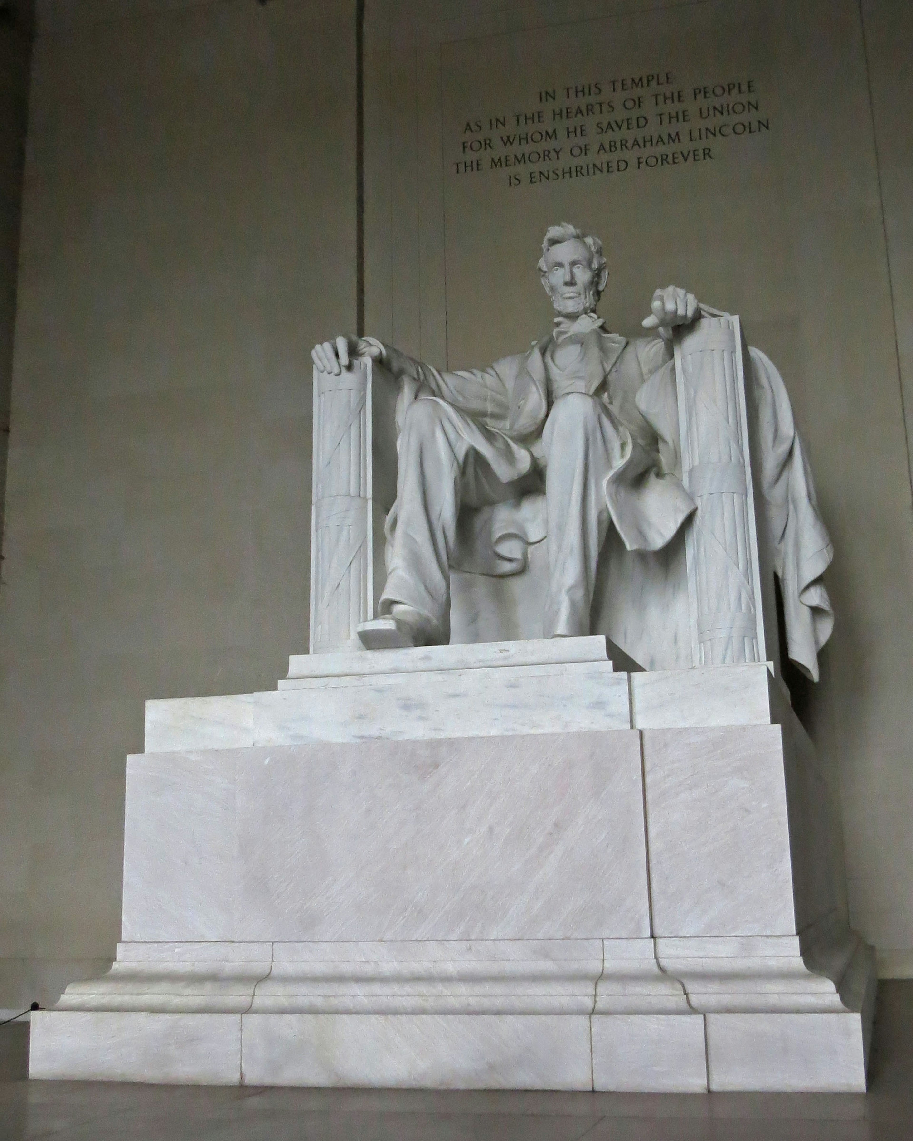 Tượng đá cẩm thạch của Abraham Lincoln ngồi trong Đài tưởng niệm Lincoln