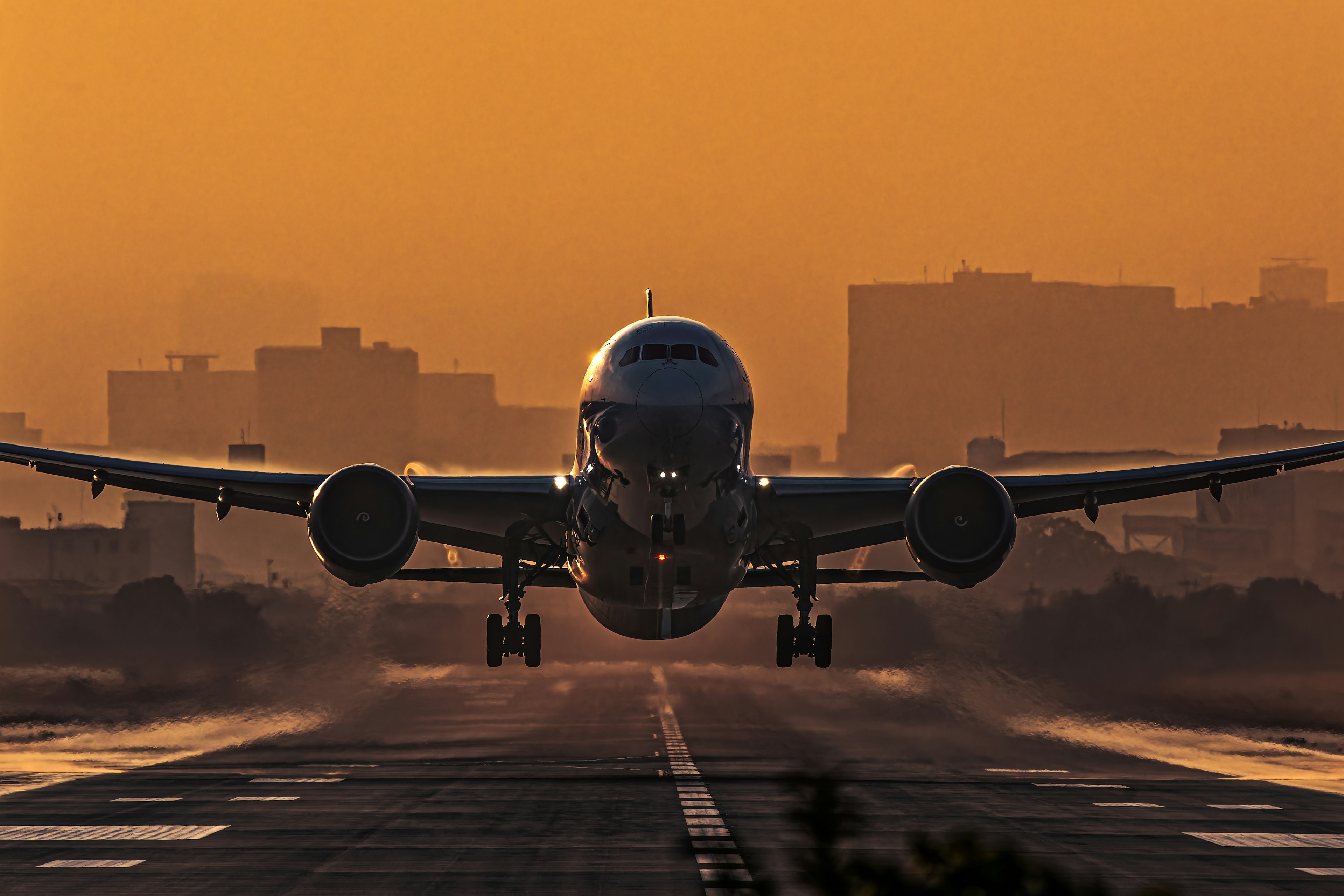 Aereo passeggeri in atterraggio con sfondo di tramonto