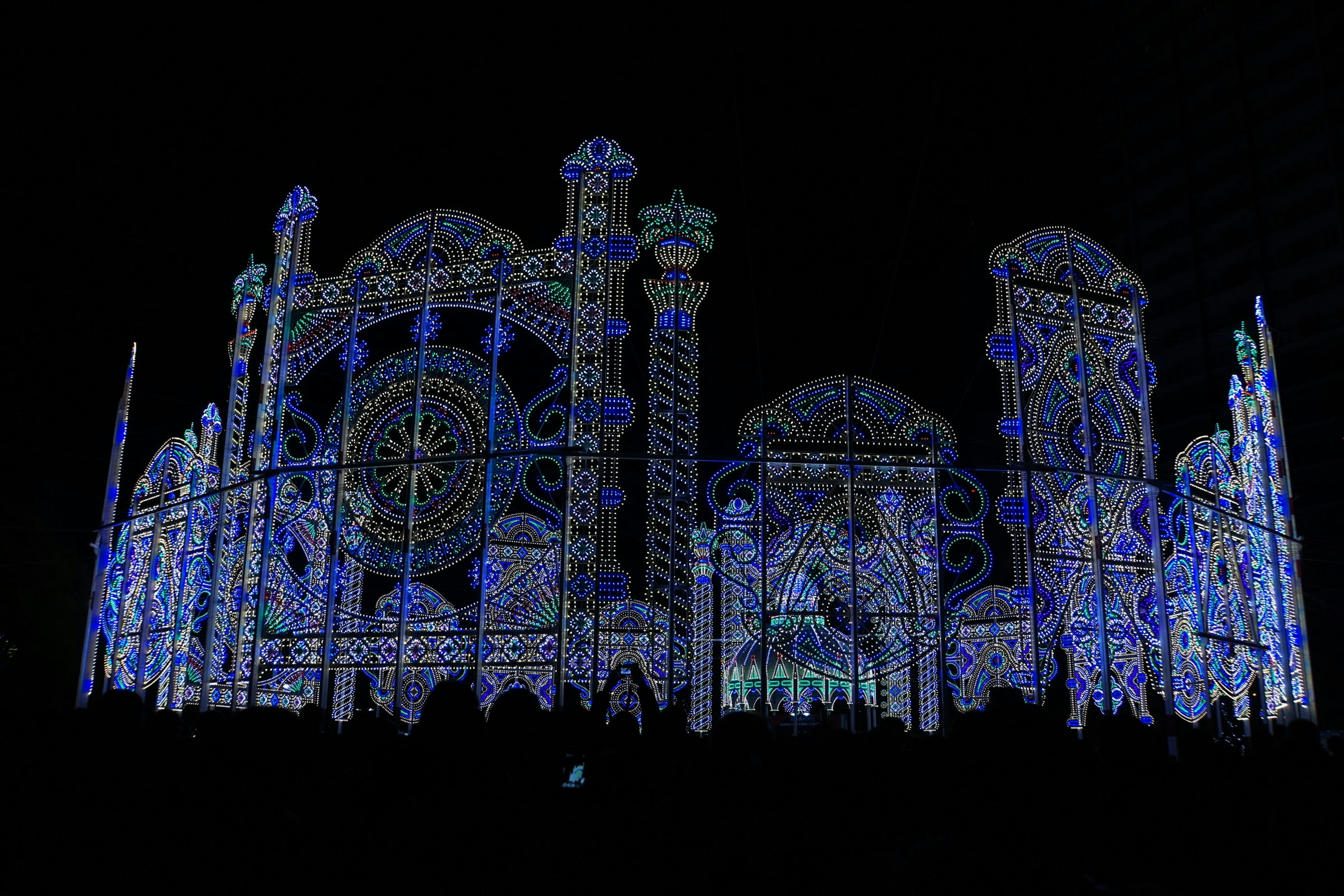 Facciata di un edificio splendidamente illuminata con luci colorate di notte