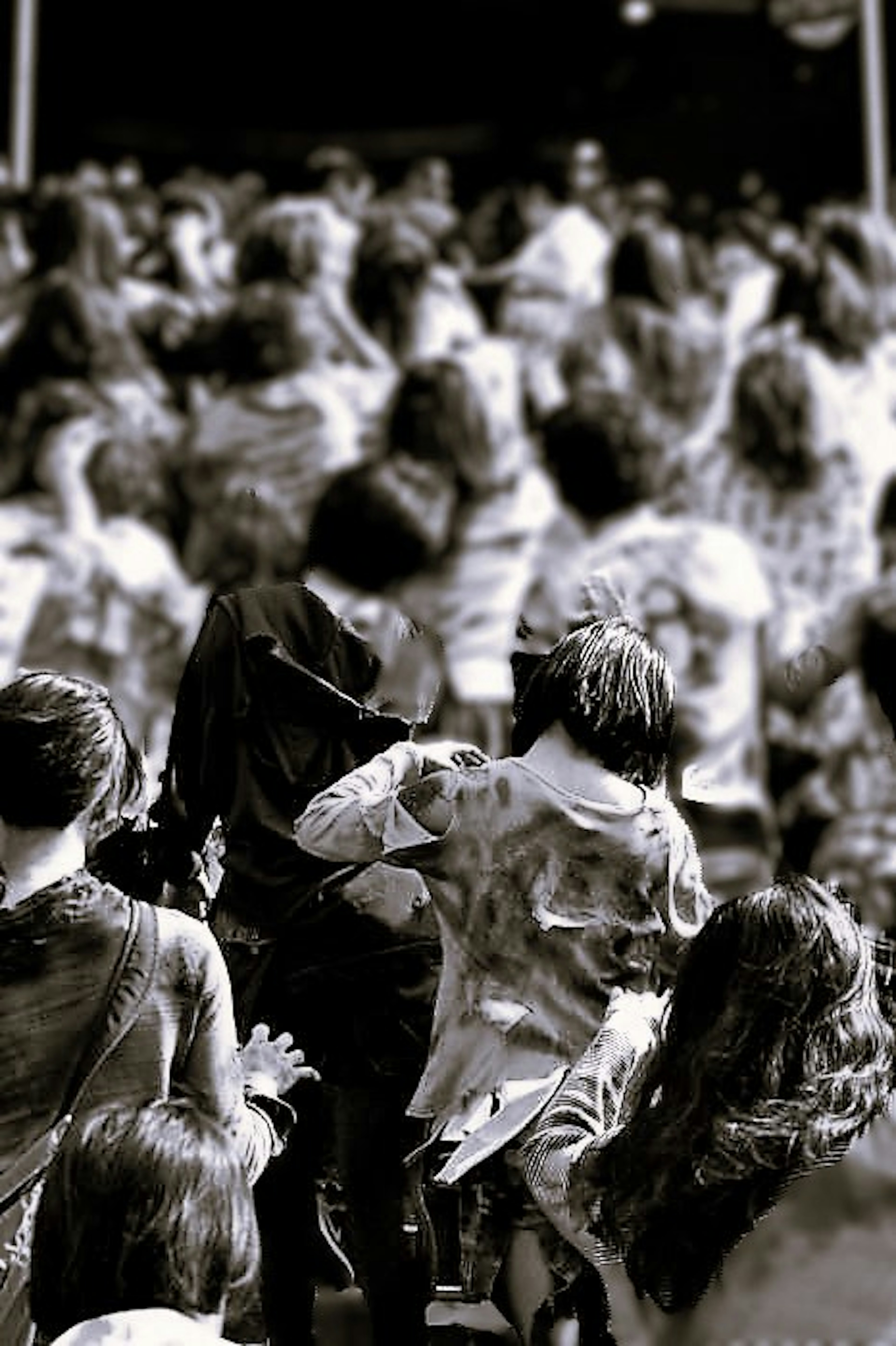 Image en noir et blanc d'une foule de personnes montant des escaliers